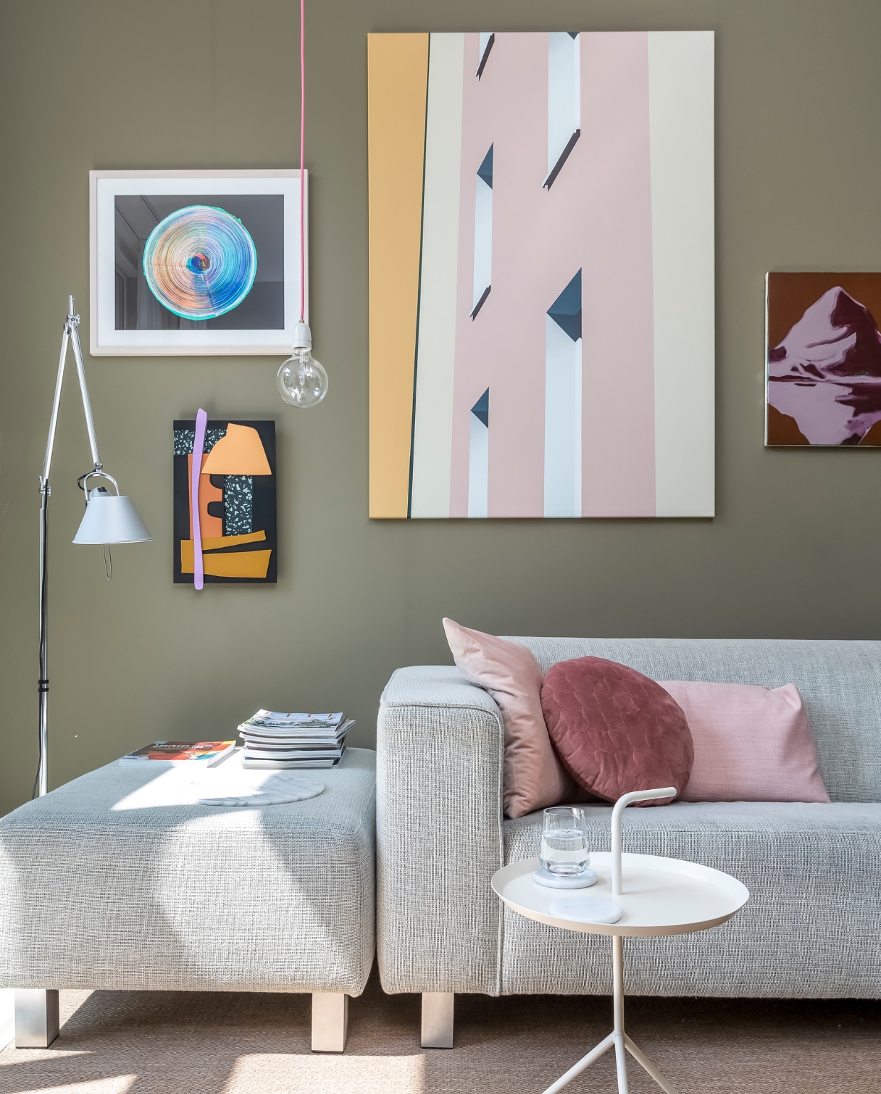 Muurverf Tent van Flexa, vloerlamp Artemide, kunst aan de muur v.l.n.r. Marian Breedveld, Marie Bernard, Roos van Dijk, Erik de Bree. Bank en hocker Hulshoff, kussens HKliving, hanglamp Snoerboer, bijzettafel Hay, vloerkleed Carpetright. vtwonen 10-2022 | fotografie Henny van Belkom