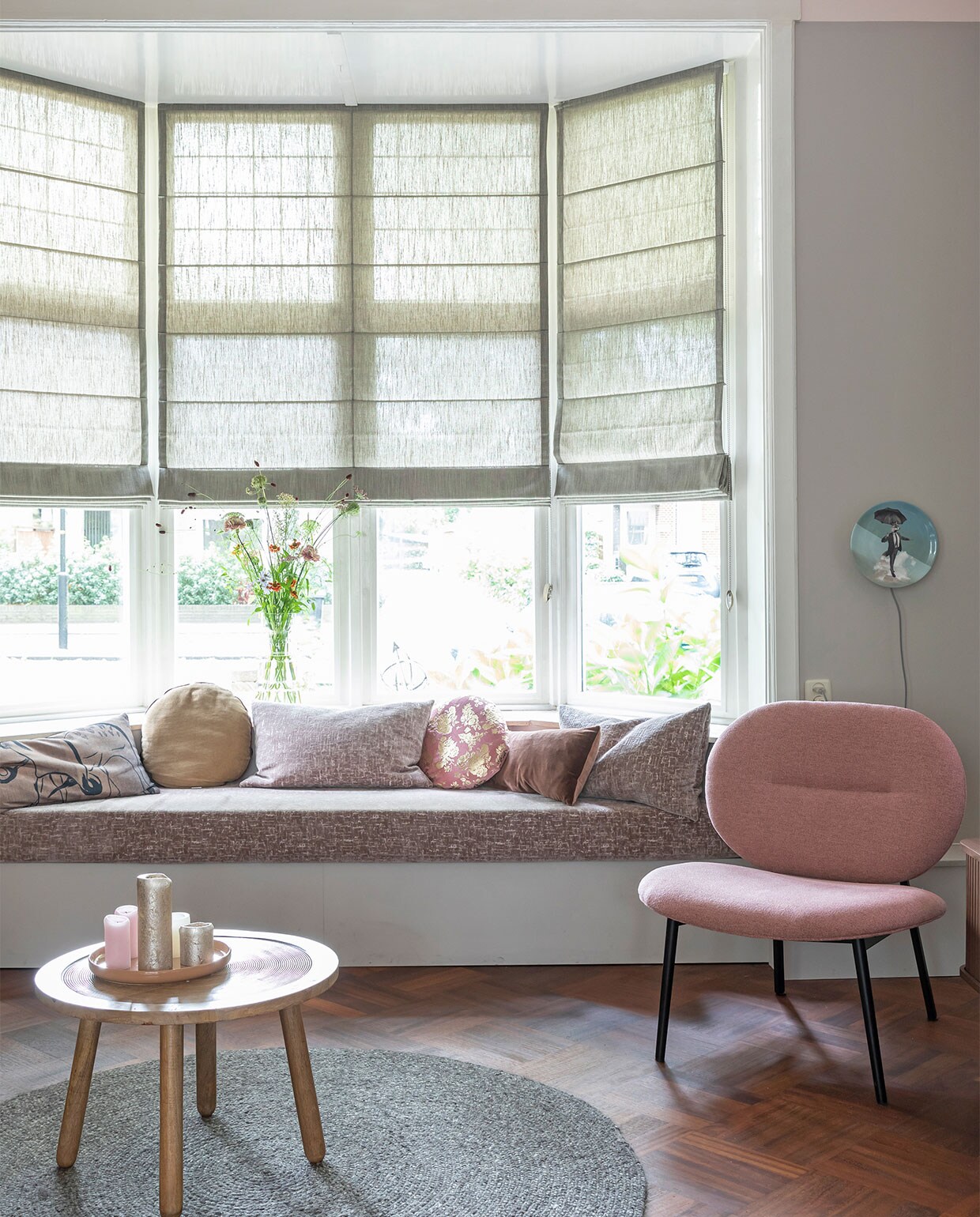 Flexa Creations muurverf op het plafond Stylish Pink, op de muren Urban Taupe (flexa.nl). Raambekleding prijs op aanvraag (woninginrichting-aanhuis.nl). Kunstwerk boven de bank De Kus van Gustav Klimt € 91,-, kunstwerk boven de tv Botanische print judaspenning € 105,- (werkaandemuur.nl). 4-zitsbank € 1319,-, vloerkleed Pebble van Bodilson € 299,- (eijerkamp.nl). Porseleinen wandlampen van Kikke &amp; Hebbe, per stuk € 179,- (abeltosh.com). Vloerlamp Shelby € 189,-, roze fauteuil Spike € 329,-, dressoir Barbier in kleur Walnut € 589,- (zuiver.com). Televisie The Frame met gepersonaliseerde vtwonen-lijst in kleur Flax, prijs op aanvraag (samsung.com). Salontafel van Zuiver € 119,-, roze schaal € 25,90, plaid € 49,95, roze kussen op de bank € 23,95, kussen met rode print van HKliving € 24,95, rond fluwelen kussen € 34,95, roze kussen met gouden print € 36,90, langwerpig kussen € 47,50 (vtwonen.nl). Vaas Speckle € 45,- (klevering.nl). Bank en overige kussens in de erker op maat gemaakt. vtwonen weer verliefd op je huis | seizoen 13, aflevering 1 | styling Fietje Bruijn | fotografie Margriet Hoekstra