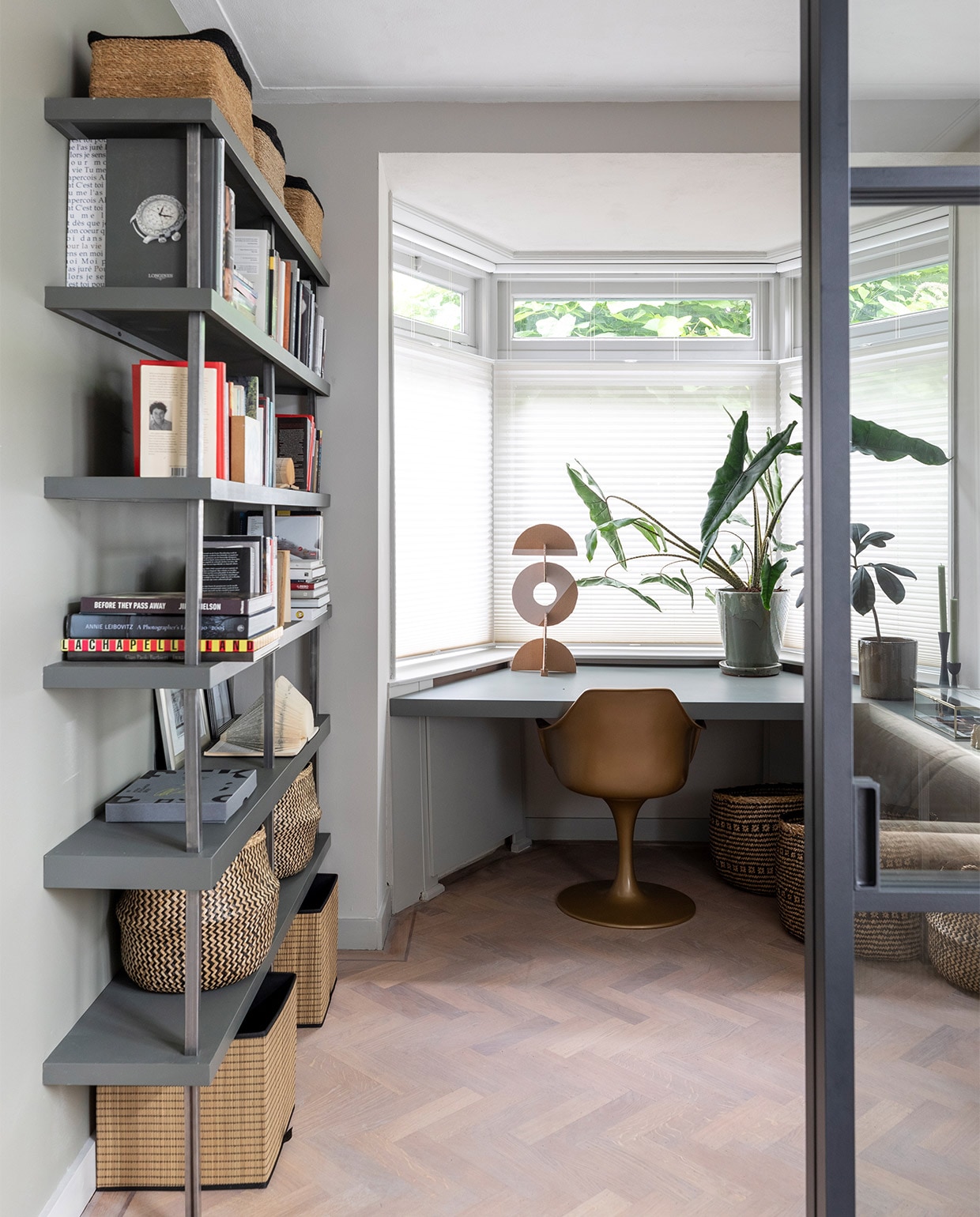 Bij de boekenkast Flexa Creations muurverf Camouflage Green, rechts op de muur Worthy Clay, boekenplank en bureau Flexa Strak in de Lak lak Woudgroen (flexa.nl). Boekenkast en bureau op maat gemaakt, prijs op aanvraag (remmers-design.nl). Deuren van zwart gecoat aluminium, prijs op aanvraag (gewoongers.nl). Armstoel Tulip van Household Hardware € 365,- (eijerkamp.nl). Zeegras manden op de vloer onder bureau van Bloomingville € 125,-, manden op de kast van Compactor vanaf € 17,35, manden in de kast van Compactor € 25,99, kandelaars Metal Black van vtwonen € 19,95, tafellamp Luminous Circle van HKliving € 157,- (vtwonen.nl). Spiegels vanaf € 19,50 (weldaad.com). Manden onder de kast niet meer verkrijgbaar (ikea.nl). Overig privébezit. 8 Flexa Strak in de Lak lak &amp; Flexa Easycare Muren muurverf Saliegroen. Gordijnen Lill, per 2 € 3,99 (ikea.nl). Vloerlamp Philine van Lucide € 149,95 (vtwonen.nl). Kunstwerken boven de haard gemaakt door Marlies Hoevers, prijs op aanvraag (hoeversid.com). Elementenbank Vint van HKliving vanaf € 2074,-, vloerkleed Afghano van Eijerkamp Collectie € 3078,-, plaid € 59,95 (eijerkamp.nl). vtwonen weer verliefd op je huis | seizoen 15, aflevering 3 | styling Marianne Luning | fotografie Margriet Hoekstra