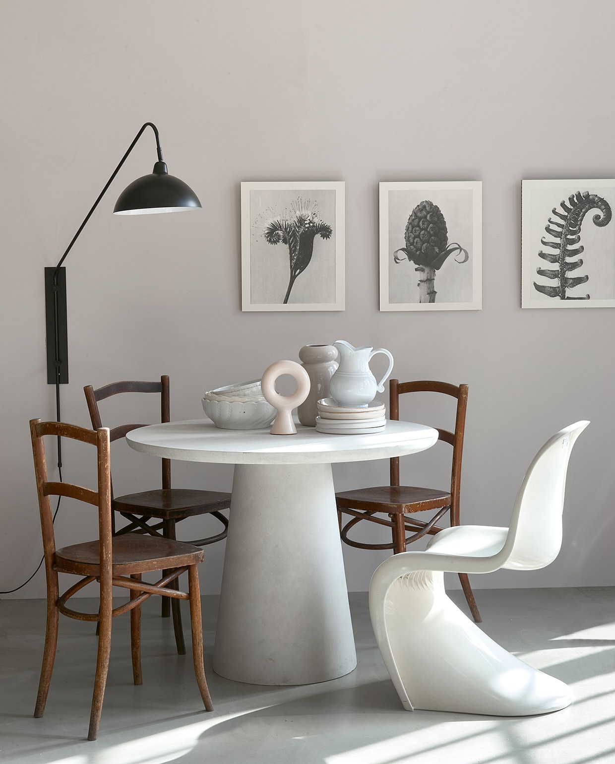 Op de wand matte muurverf Skin van vtwonen, 2,5 liter (karwei.nl). Ronde betonlook tafel Damon, 76×100 cm (hxØ), artwork plantstudie, prints op dik karton (basiclabel.nl). Caféstoelen, witte keramieken schalen (vandijkenko.nl). Vintage stoel Verner Panton (neeflouis.nl).Wandlamp Orion van vtwonen, vaas Pebbles van Urban Nature, ornament van HKliving (vtwonen.nl). Borden, kan (hm.com). vtwonen 06-2021 | styling Fietje Bruijn | fotografie Dennis Brandsma