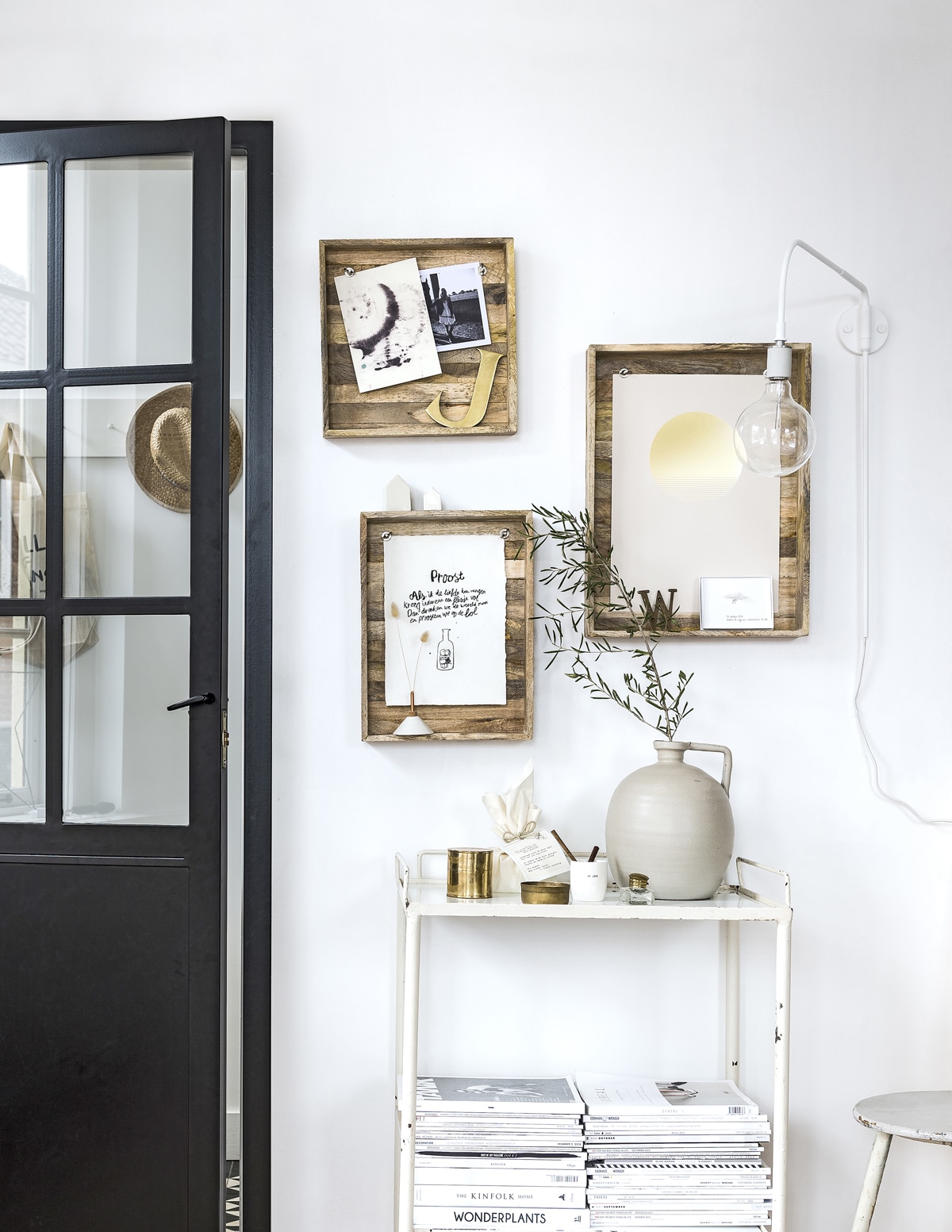 Hang fotolijstje in verschillende maten op en creëer daarmee speelse muurdecoratie vtwonen 05-2017 | styling Kim van Rossenberg | fotografie Sjoerd Eickmans