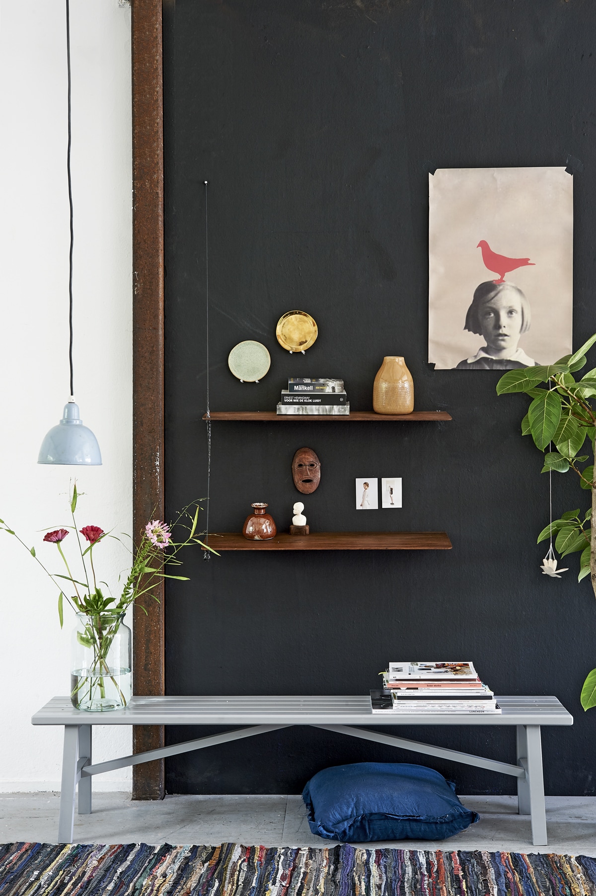 Twee donker houten wandplanken onder elkaar op een zwarte muur