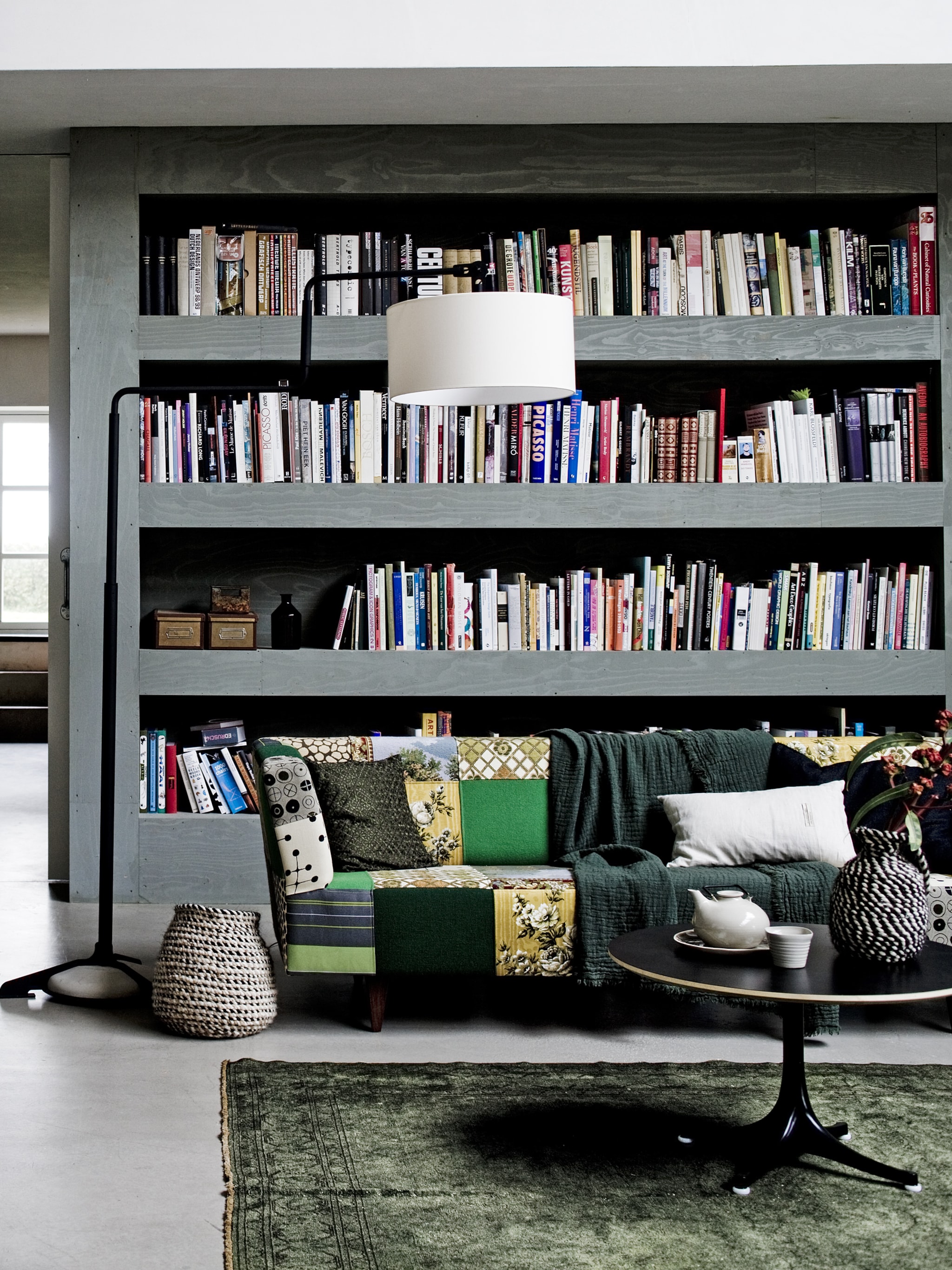 maak je huis nostalgisch en gezellig met een boekenkast
