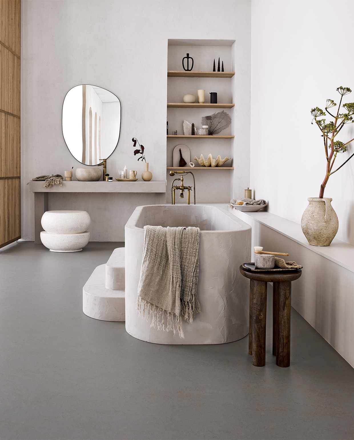 Marmoleum vloer Lava vtwonen 11, per m² € 48,- (ex installatie) M.m.v.: Nordal.eu (bijzettafel, linnen handdoeken, marmeren potten, xl schelp, doos suéde), Lanena-home.com (kruk van microcement), Zarahome.com (spiegel, schaal en grote kan), Bungalow.dk (kannetje en ovalen schaal), Byjoa.nl (zwarte kan, vaas crème op plank, bol vaas). Overig is privébezit JA | vtwonen 08-2022 | styling Cleo Scheulderman | fotografie Alexander van Berge | productie Tanja Saarberg