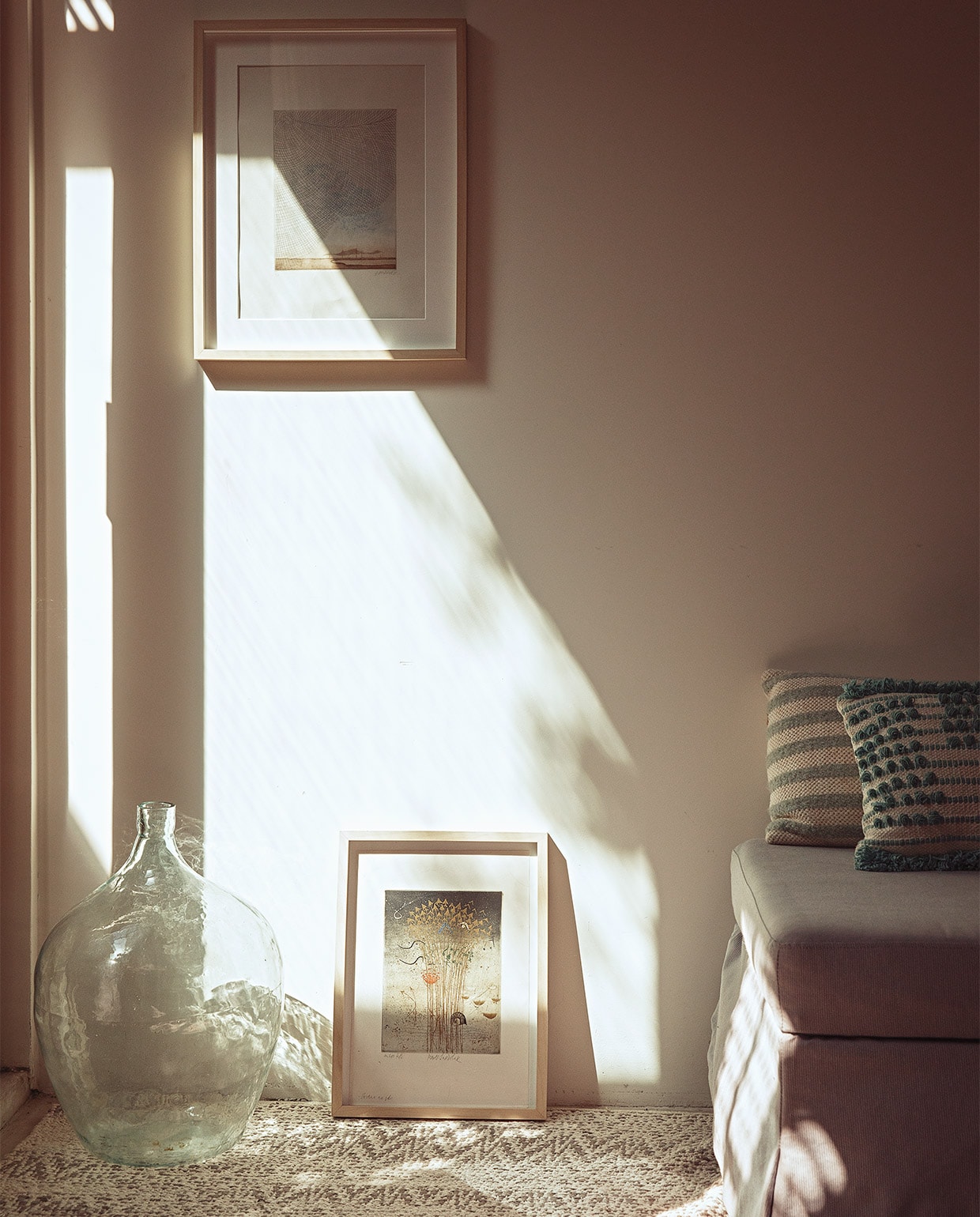 De kamer kijkt uit op de lichtschacht. Spots Philips, kleed Goround Interior, stoel Praxis, kussen Aai Made with Love, gordijnen Hema, slaapbank Ikea. Overig onbekend. vtwonen 07-2022 | styling Ilona Jongepier  | fotografie Dana van Leeuwen