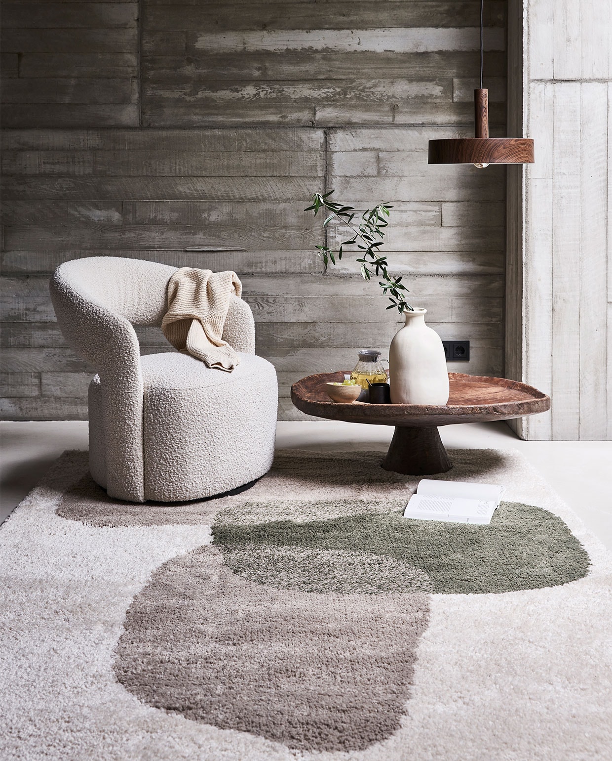 Metalen hanglamp Woody, 35×8 cm (Øxh), exclusief lichtbron € 99,-, ook in 27×8 cm (Øxh) € 79,99. Vloerkleed Stepping Stones, 160×230 cm € 179,-. (vtwonen.nl)M.m.v. sofacompany.com (fauteuil), couleurlocale.eu (salontafel), vtwonen.nl (vaas Caetana van Kave Home). Overig privébezit. JA | vtwonen 11-2021 | styling Marlies Does | fotografie Bart Brussee | productie Tanja Saarberg