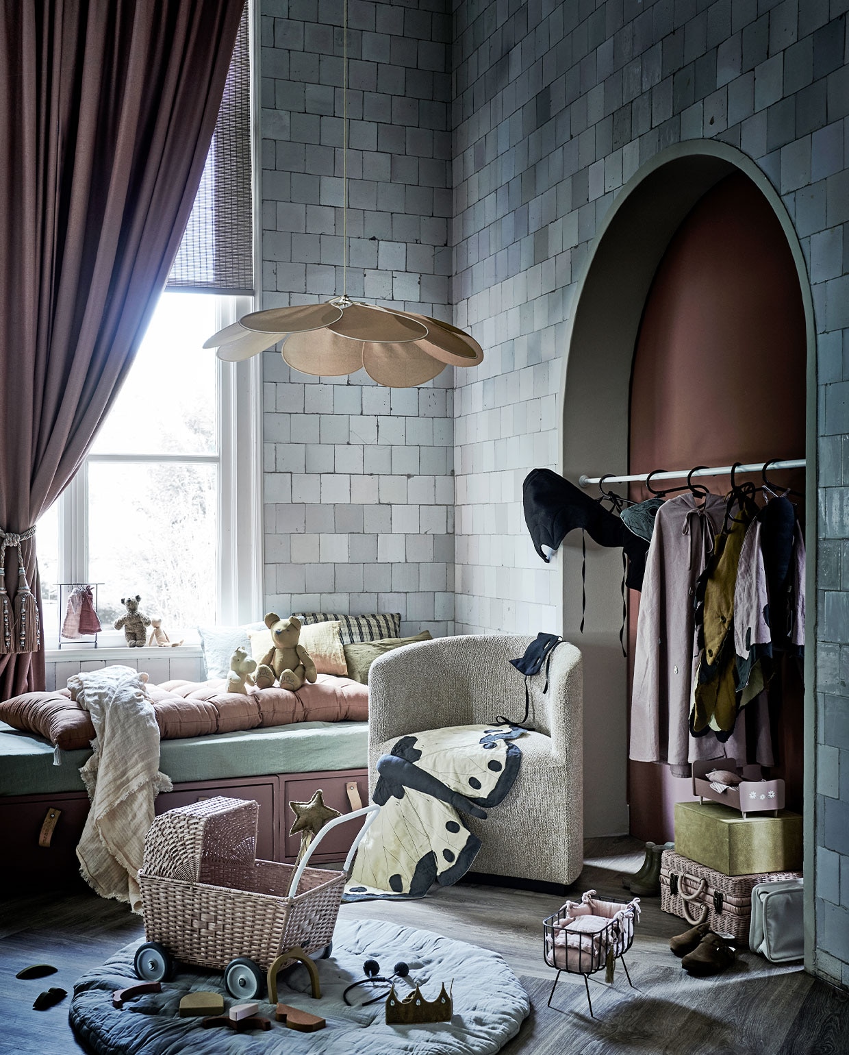 Kinderbed met vakken op maat gemaakt via Combitex, prijs op aanvraag (com-anders.nl). Roze gordijnen op maat gemaakt van stof Andrew, per meter € 77,-, embrasse € 250,- (luxurybynature.nl). Verkleedkleren vanaf € 65,-, poppenwagen Ella € 115,-, toverstaf Numero 74 € 16,-, katoen/linnen geruit kussen Retro € 40,-, rond plaid € 95,-, stalen mini-bed € 95,-, bruine slippers € 94,-, wit tasje € 45,-, roze gevlochten koffer Ella € 89,-, blokken Women Building Blocks, set € 89,-, poppenkleren aan mini-kledingrek € 65,-, grote knuffelbeer (op bed) € 52,-, oranje/roze matras € 189,-, kroon met stenen € 16,-, linnen kussenhoes, per stuk € 15,-, groene regenlaarsjes € 47,- (archive-store.nl). Roze linnen plaid op bed HKliving, 140×220 cm € 95 (vtwonen.nl). Knuffel neushoorn € 23,95 (maisonnl.com). Gele velours box, set van 3 € 125,- (nordal.eu). Roze poppenbed € 35,-, hanglamp Pale in kleur Cumin 80 cm (Ø) € 195,-, groen dekbedovertrek 220×240 cm € 325,-, kledinghangers per stuk € 9,-, knuffelbeer met fluffy vacht € 39,-, kleine teddybeer Teddy Mum van Maileg € 19,- (couleur-locale.eu). Stoel € 1630,- (homestede.nl). Wand kleur Red Earth 64 van Farrow &amp; Ball per 2,5 liter € 97,- (deruamsterdam.nl). JA | vtwonen 13-2021 | Styling: Liza Wassenaar | fotografie Sjoerd Eickmans