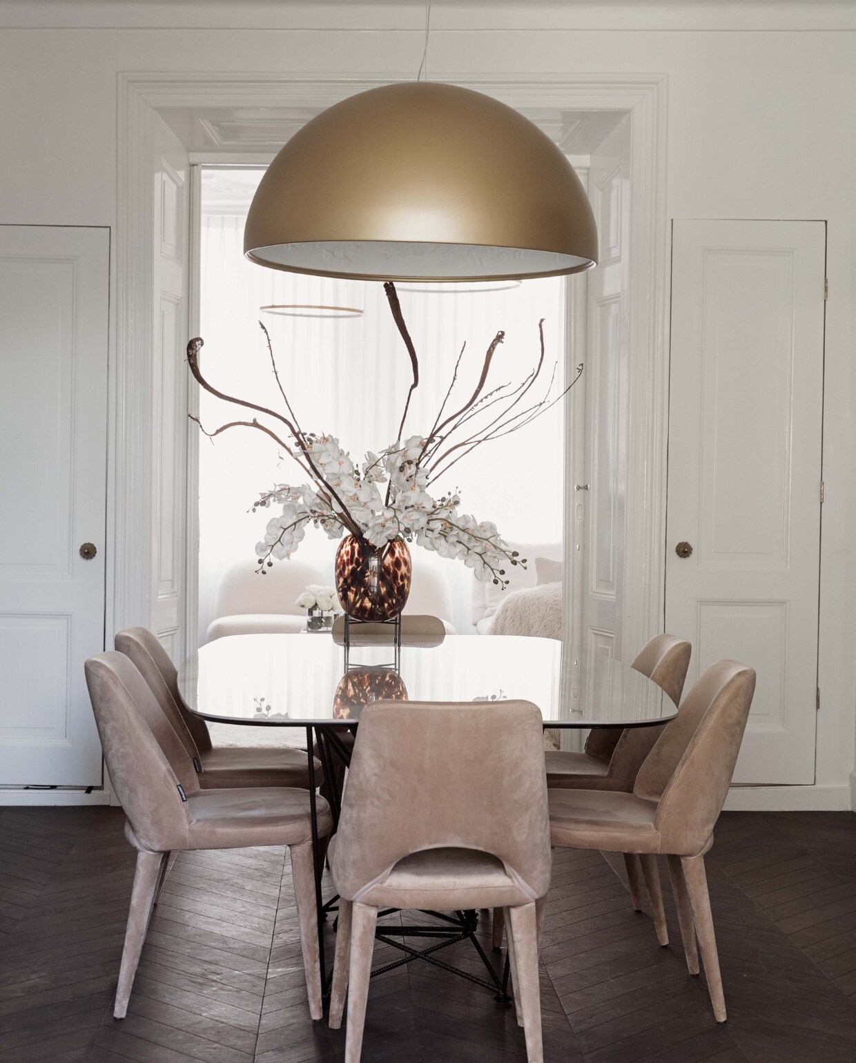 Vloer Piet Boon voor Solidfloor. Lamp Sky Garden van Marcel Wanders. Tafel Cattelan Italia via Puur Design &amp; Interieur. Stoelen Pols Potten. Vaas Kwantum. Bloemen Action. vtwonen 11-2022 | styling Ilona Jongepier | fotografie Brenda van Leeuwen