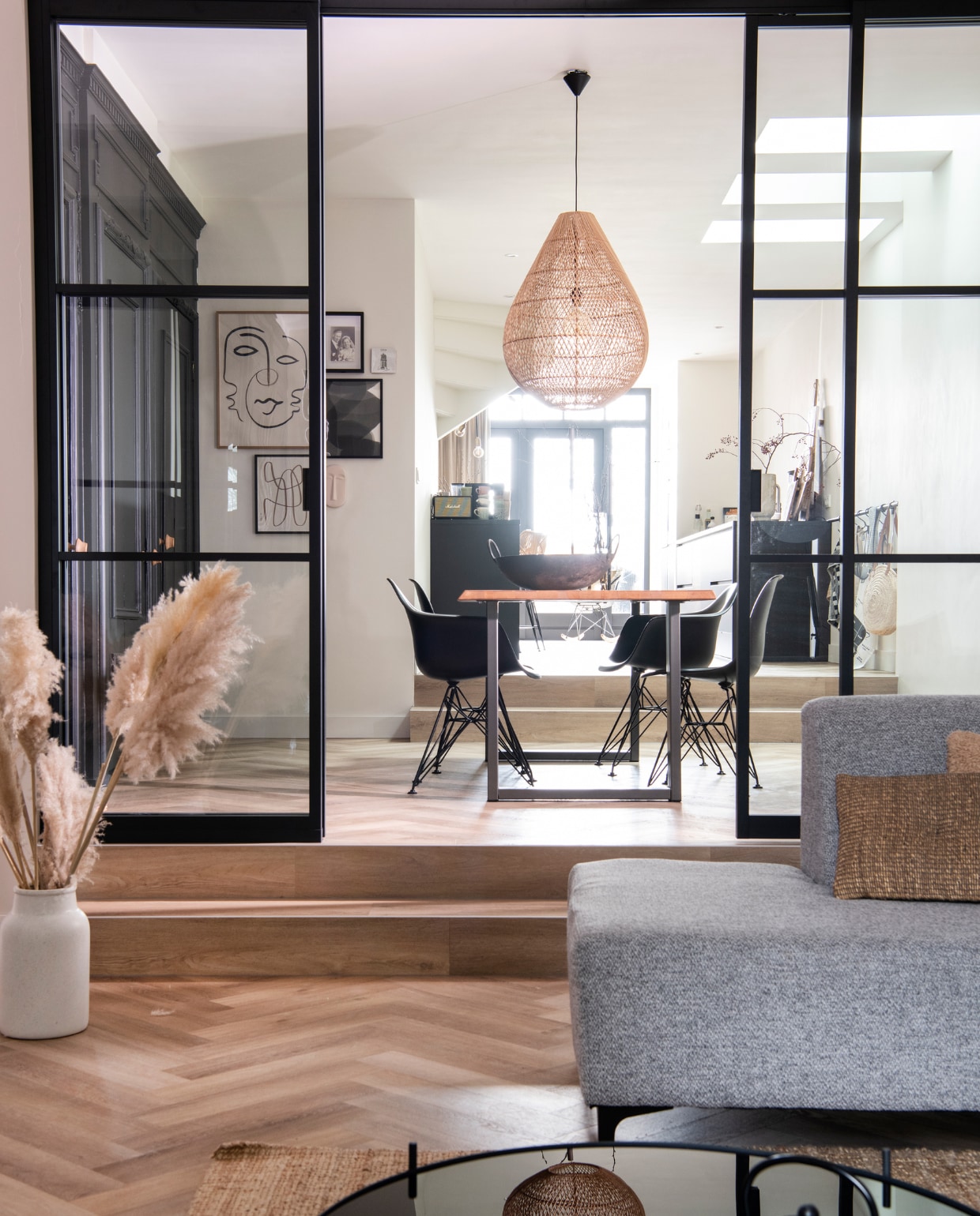 Muurverf Sandy Beach van Flexa. Salontafel Zuiver. Bank Feelings. Kussen Aai Made With Love. Witte vaas Bloomon met pampasgras. Schuifdeuren Gewoon Gers. Kunstwerken HKliving (gezicht) en Paper Collective. Tafel Karwei. Eames-stoelen Vitra. Hanglamp Maze Drop van Raw Materials. Ronde rieten tas Kruidvat. Overig onbekend. vtwonen 12-2022 | productie InsideHomePage | styling Studio Marit Saladini | fotografie Louis Lemaire