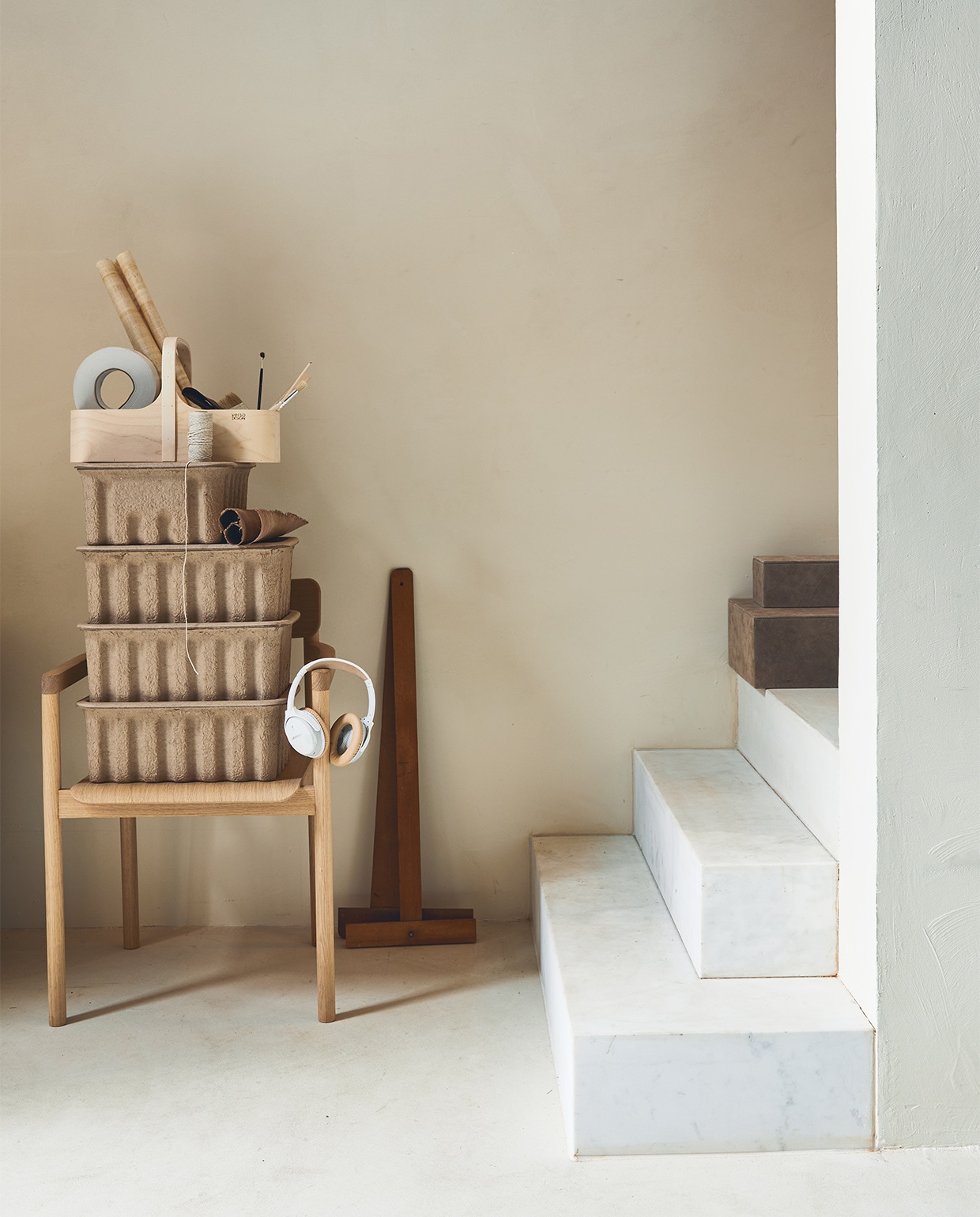 Stapelbare dozen van gerecycled karton, per 2 vanaf € 25,- (fermliving.com). Koptelefoon met geluidsdemping Bose Soundlink € 159,95 (bol.com). Vintage linialen vanaf € 25,- (neeflouis.nl). Houten stoel Post van Fredericia € 843,-(designtales.nl). Houten opbergkist met handvat Verso Koppa Tool Box € 85,- (nordicnew.nl). Suède dozen, set van 3 € 110,- (nordal.eu). Overig privébezit. vtwonen 04-2021 | styling Cleo Scheulderman | fotografie Jeroen van der Spek