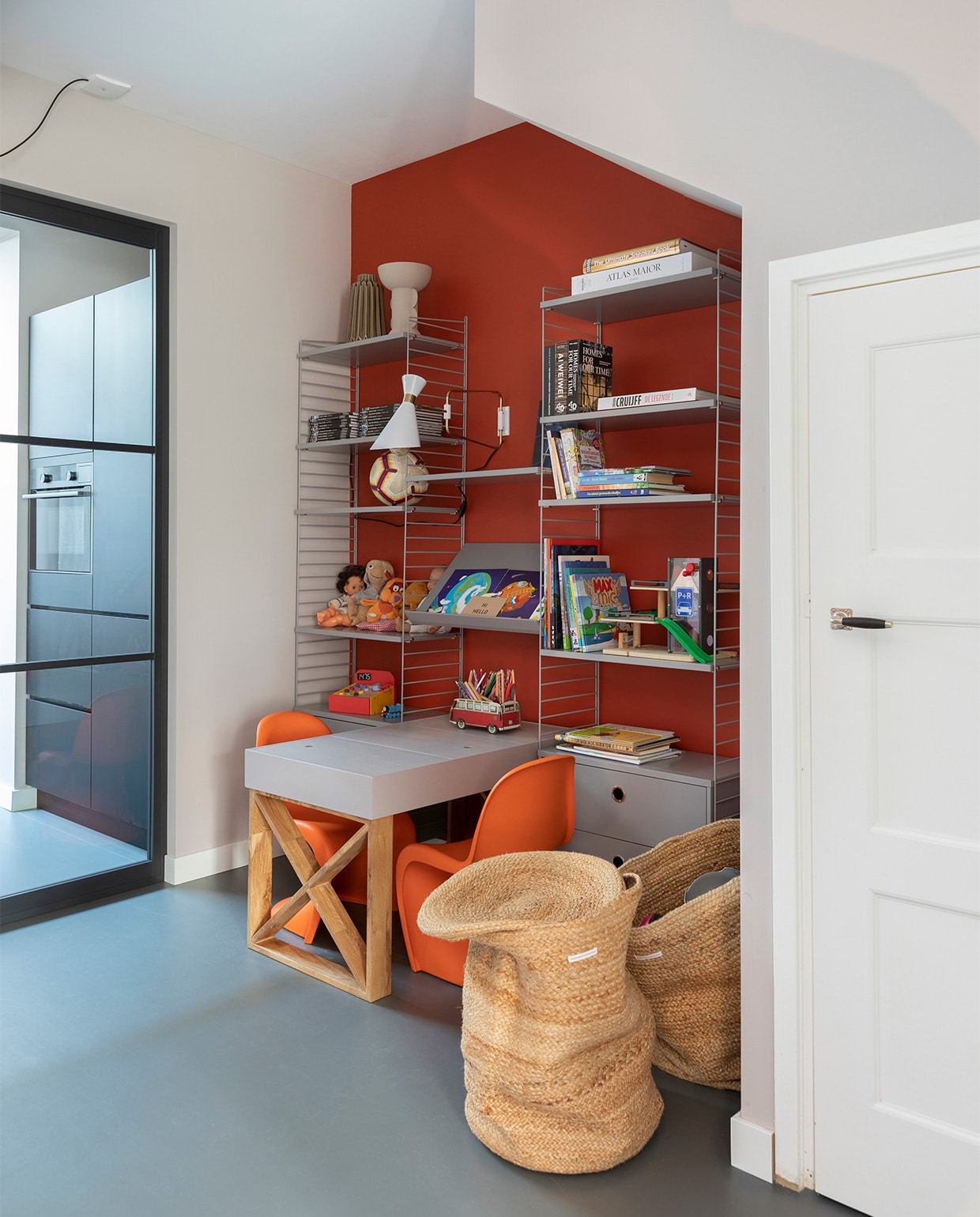 Flexa Creations muurverf C.5.39.34, lak op de kindertafel Mooi Makkelijk Mooi Warmgrijs (flexa.nl). Vloer Marmoleum Walton in de kleur Paving prijs op aanvraag (woninginrichting-aanhuis.nl). Kindertafel zelfgemaakt. Kast van String € 2281,-, stoelen van Vitra, per stuk € 180,- (eijerkamp.nl). Manden per stuk € 59,95 (urbannatureculture.com). Beige vaas linksboven € 35,- (zenza.nl). Lamp van Zuiver € 99,-, rond magneetbord van pt € 31,95 (vtwonen.nl). Overig privébezit. JA | vtwonen weer verliefd op je huis | seizoen 13, aflevering 11 | styling Fietje Bruijn | fotografie Margriet Hoekstra