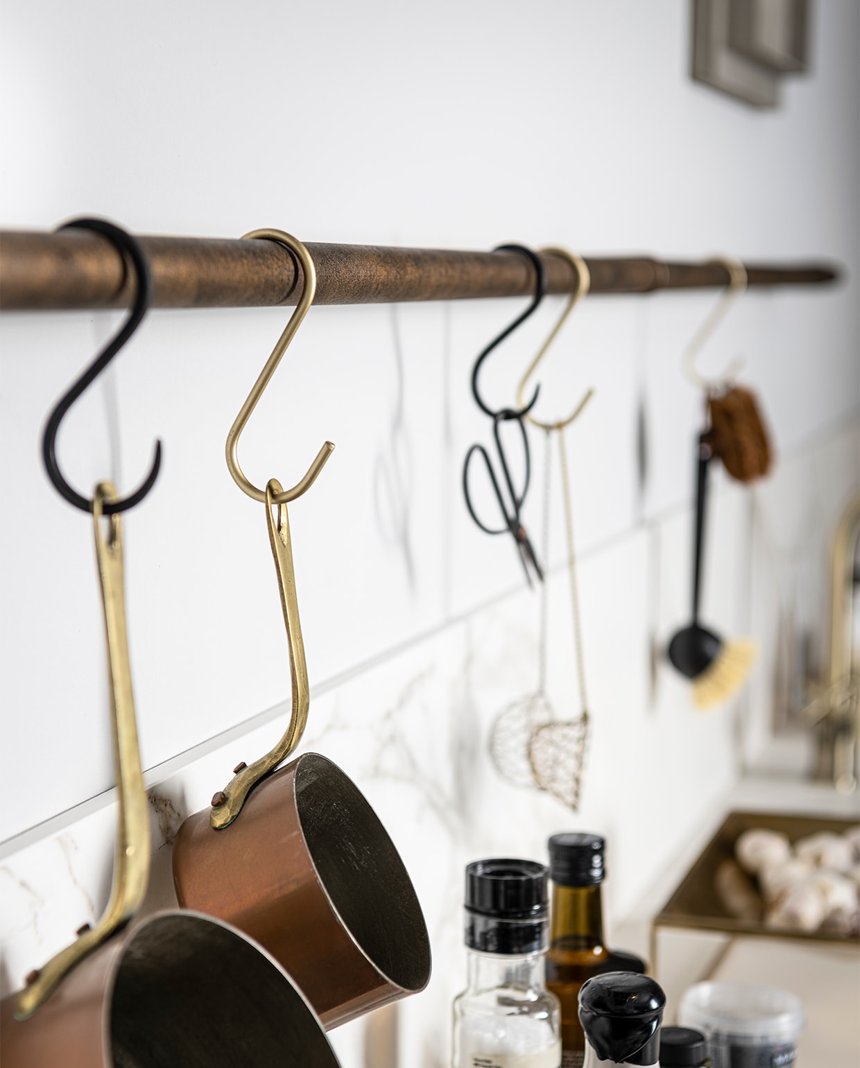 Pan Sambonet. goudkleurig keukenrek met haken Ferm Living. Keuken Basic Greige van vtwonen vtwonen catalogus 2021 | styling Kim van Rossenberg  | fotografie Sjoerd Eickmans