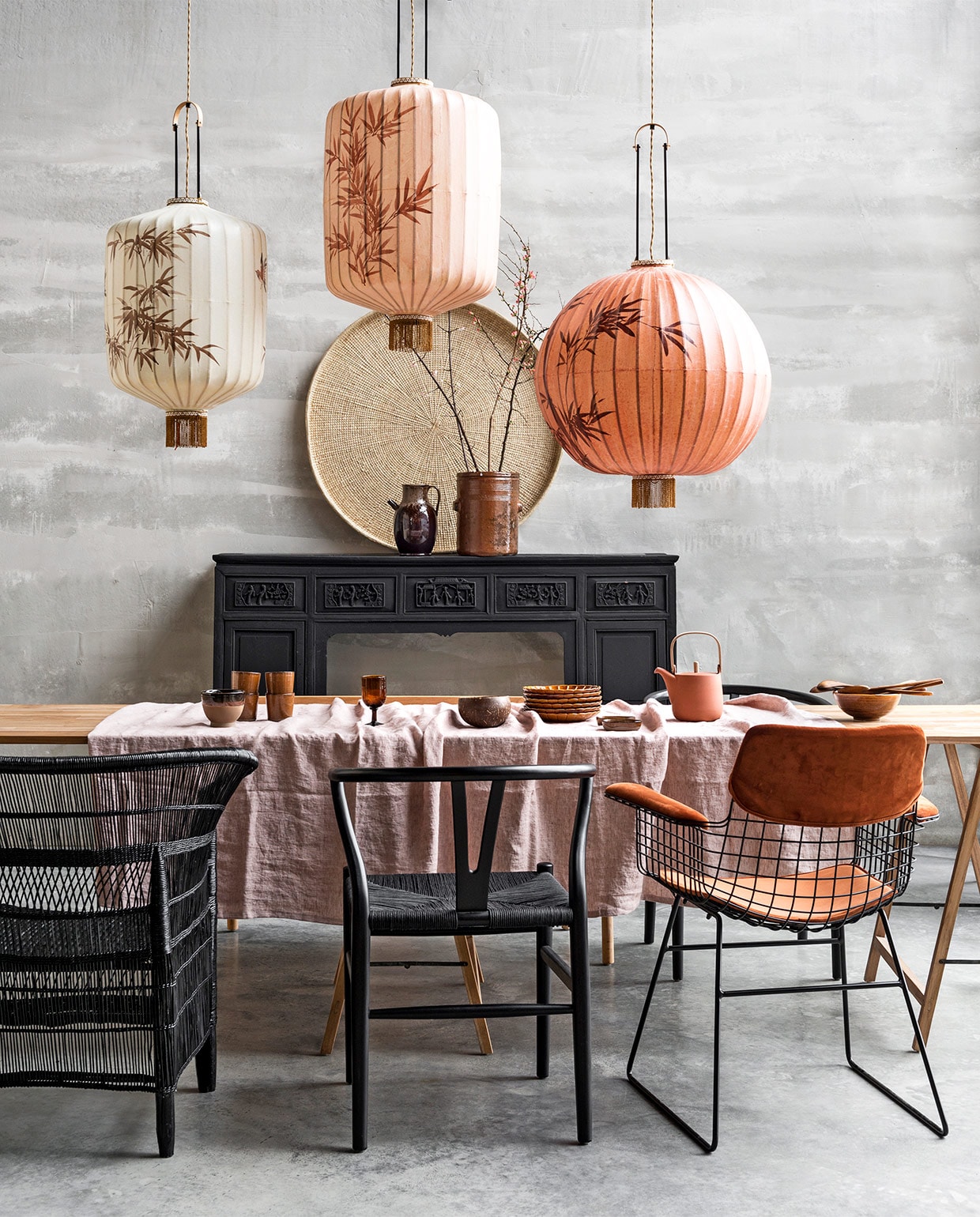 Teakhouten schragentafel 180x80x76 cm (lxbxh), wire stoel met steenoranje velours bekleding, lampionlampen, terra ontbijtborden met streep, kokoskommen, soepkom met bovenrand van glazuur, kom met daarop houten lepels, kan met oor op de schouw (HK Living). Linnen tafelkleed in kleur pink salt, mokken uit de Merci collectie en theepot terracotta met houten handvat en dekselhouder(By Mölle). Handgeweven Lupane mand van palmblad uit Zimbabwe, Ø 100 cm (boxworx.nl). Houten stoelen met rieten zitting, rieten stoel uit Malawi (Netty de Groot). Keulse pot op schoorsteen privébezit. vtwonen 02-2018 | styling Marianne Luning | fotografie Stan Koolen