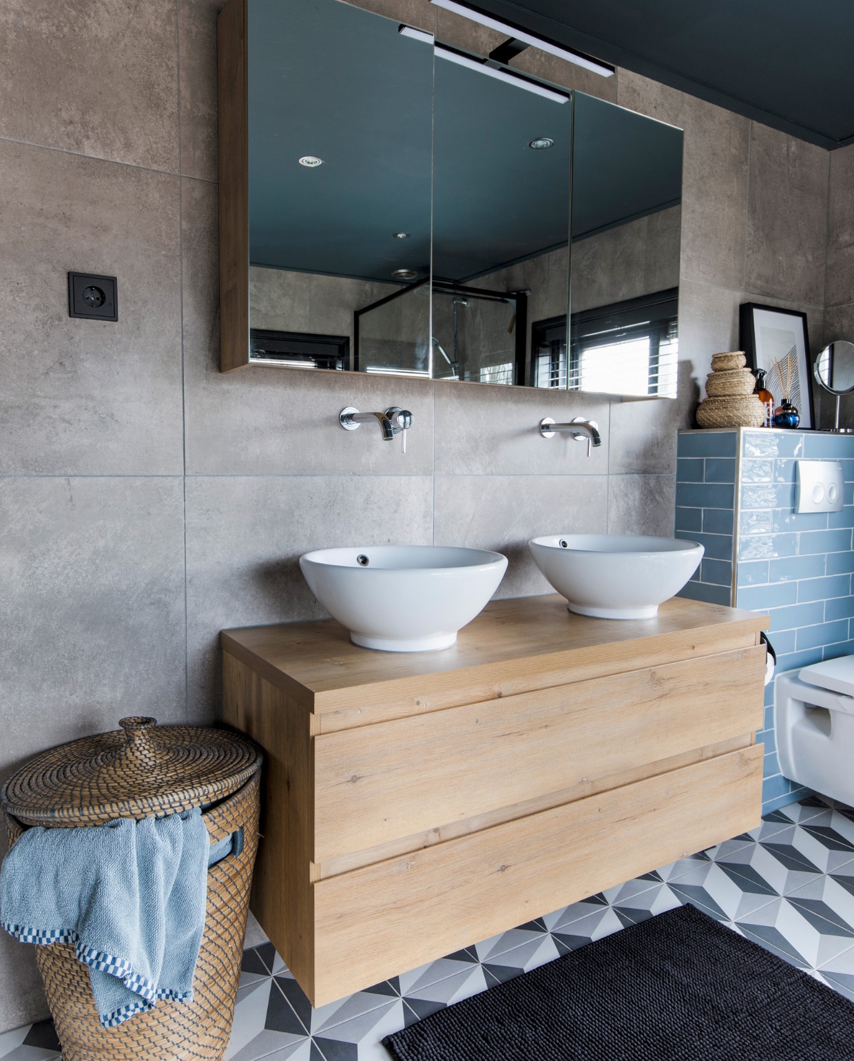Wandtegels vtwonen via Karwei, vloertegels en tegels toiletwand Julius van der Werf, wastafelmeubel en spiegelkast Aquazuro, waskommen en kranen Sanitairkamer, badmat Hema, manden Ikea. Overig onbekend. vtwonen 12-2022 | fotografie Corine Hoge Bavel