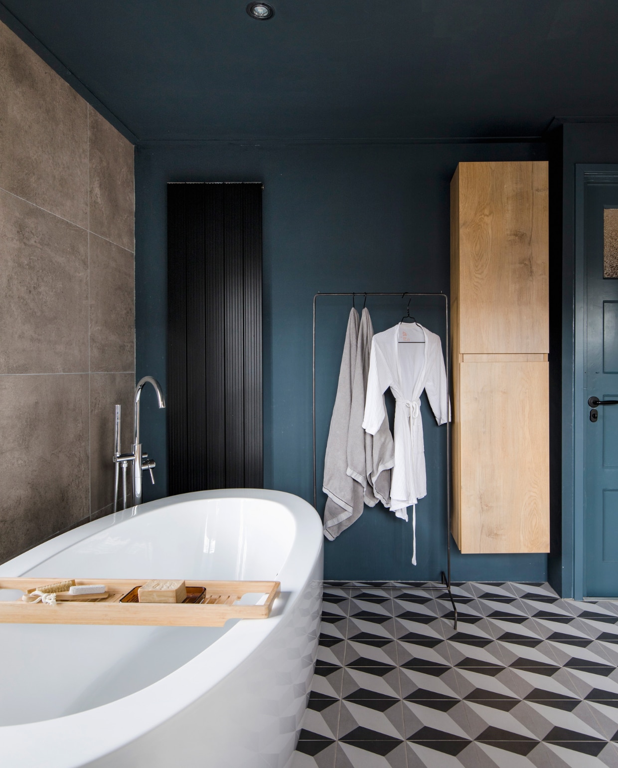Kolomkast Aquazuro, bad en kraan Badkamer &amp; Co, rek @kledingrekvanstaal, radiator Maxaro, badplank Ikea, accessoires Dille &amp; Kamille, glazen schaaltje Kwantum. Muurverf Trucage Praxis. vtwonen 12-2022 | fotografie Corine Hoge Bavel
