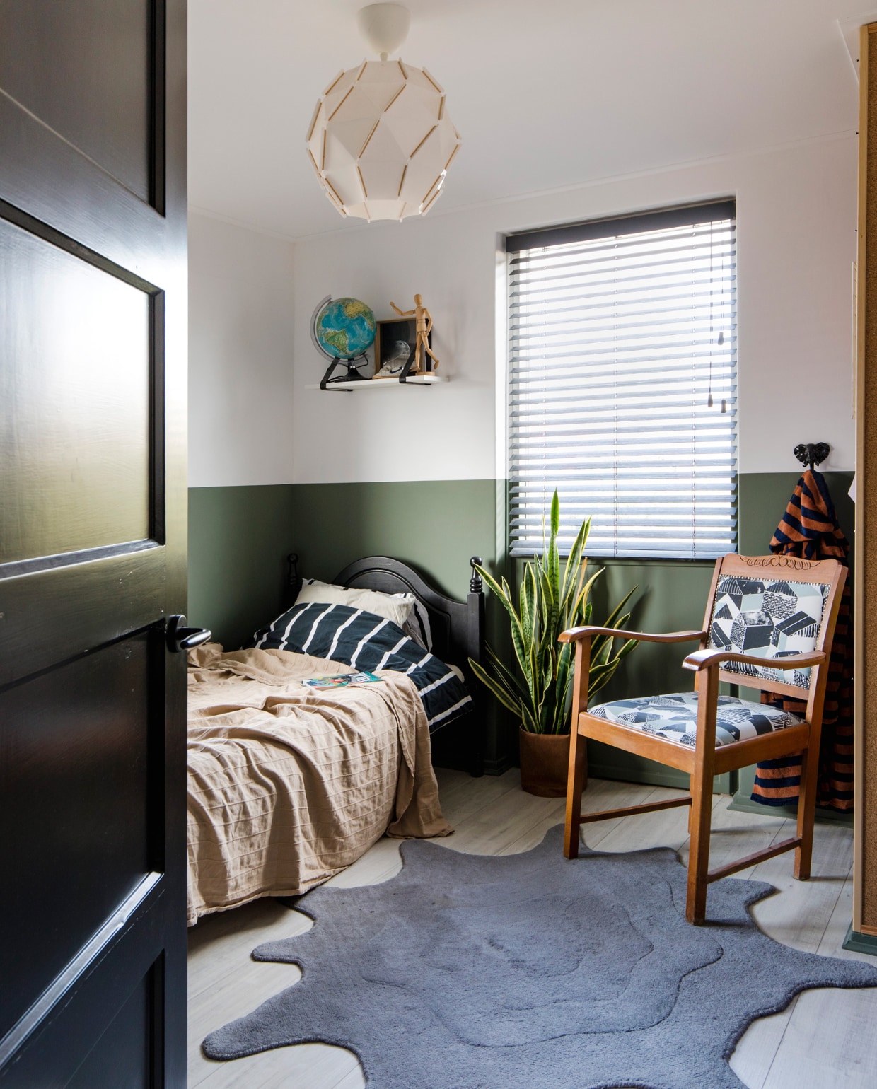 Ledikant familiestuk, stoel uit kringloopwinkel opnieuw bekleed, raambekleding DIB, lamp Ikea, wandplank Karwei. Overig onbekend. vtwonen 12-2022 | fotografie Corine Hoge Bavel