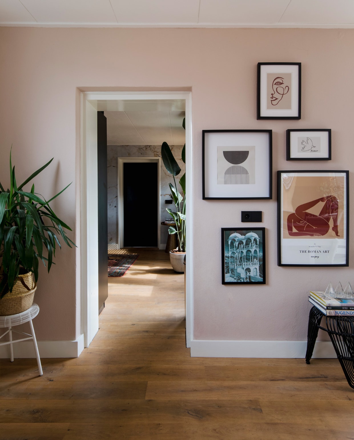 Lijsten Ikea, posters van o.a. I am Fy en Desenio, rotan kruk Kwantum, plexiglas piramides van kringloopwinkel, Strelitzia en pot Intratuin. Muurverf Pink Nudity Flexa. vtwonen 12-2022 | fotografie Corine Hoge Bavel