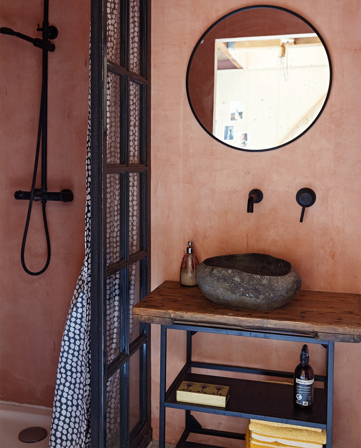 Wastafel zelf gemaakt. Wasbak lokale badkamerdealer. Spiegel, zeeppompje Ikea. Douchegordijn Hema. Oud raam uit schuur. Wand afgewerkt met beton ciré. Overig onbekend. vtwonen 13-2022 | styling Ilona Jongepier  | fotografie Dana van Leeuwen