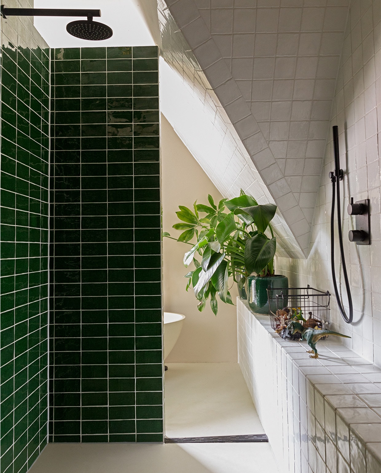 Douche en handdouche Hotbath Cobber. Tegels Cabrera Verde Cobre via Design Tegels. Plantenpot Serax. Vloer gietvloer.