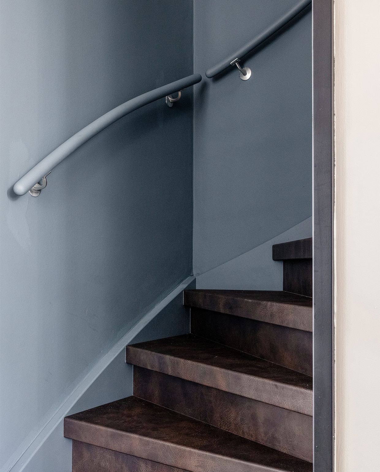 Flexa Creations muurverf Denim Drift (flexa.nl). Trap Leather Decor met verlichting, prijs op aanvraag (upstairs.com). JA | vtwonen weer verliefd op je huis | styling Liza Wassenaar | fotografie Sonja Velda