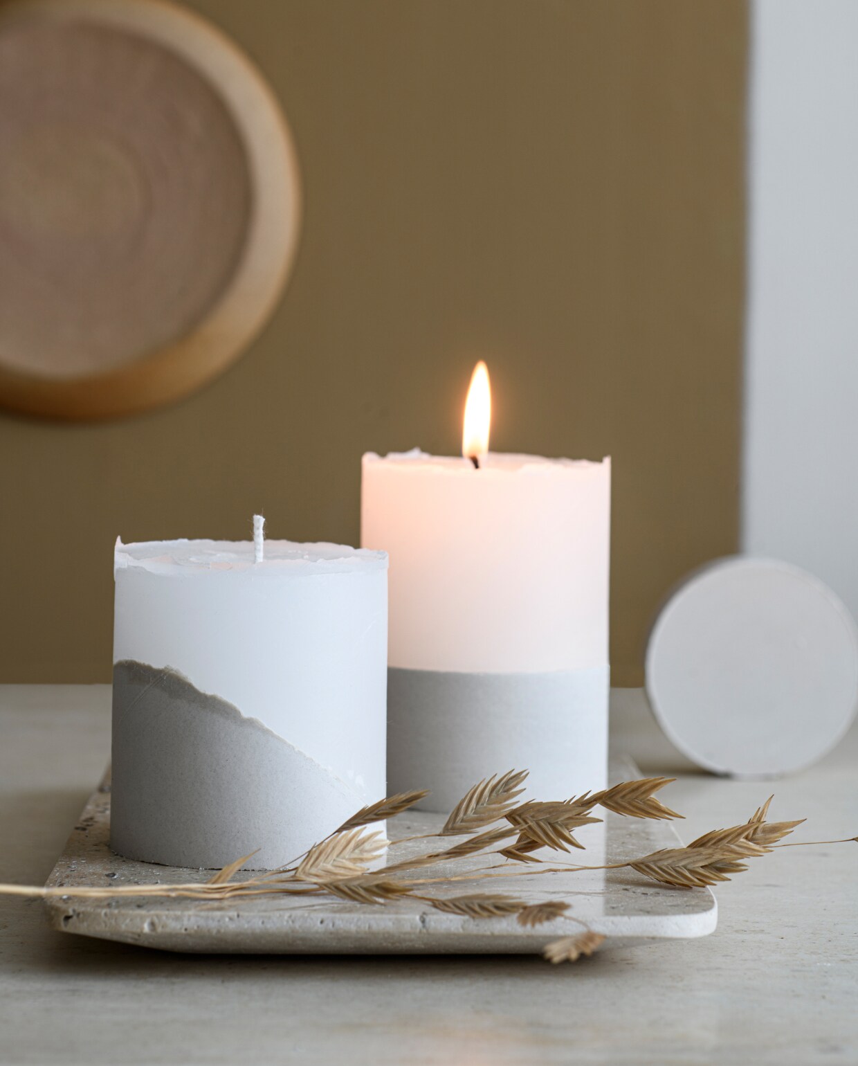 Marmeren dienblad, 16,5×30,5 cm € 39,99 (zarahome.com). Travertin salontafel van Aime Té € 879,- (vtwonen.nl). Bruin aardewerken bord Cota van Ceramics Mim € 48,-, bruine kaars Gothic Arches € 19,95 (atelierhop.com). Muurverf caramel beige (karwei.nl). styling Myla Griese | fotografie Louis Lemaire