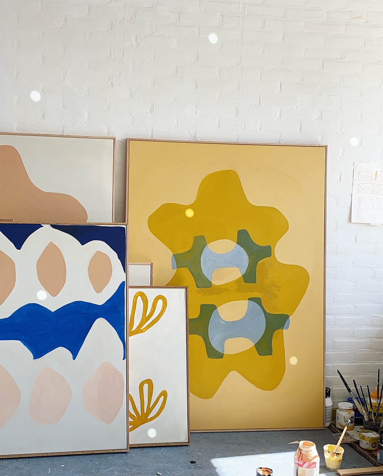 beeld vtwonen vtwonen 12-2020 | productie Roos Stalpers en Fee van ’t Veen | fotografie Iris Dorine | kunst Anne Olde Kalter\n\nvtwonen 12-2020 | verschillende kunstwerken van kunst Anne Olde Kalter, links blauw met roze cirkels, rechts is een geel kunstwerk met groene details