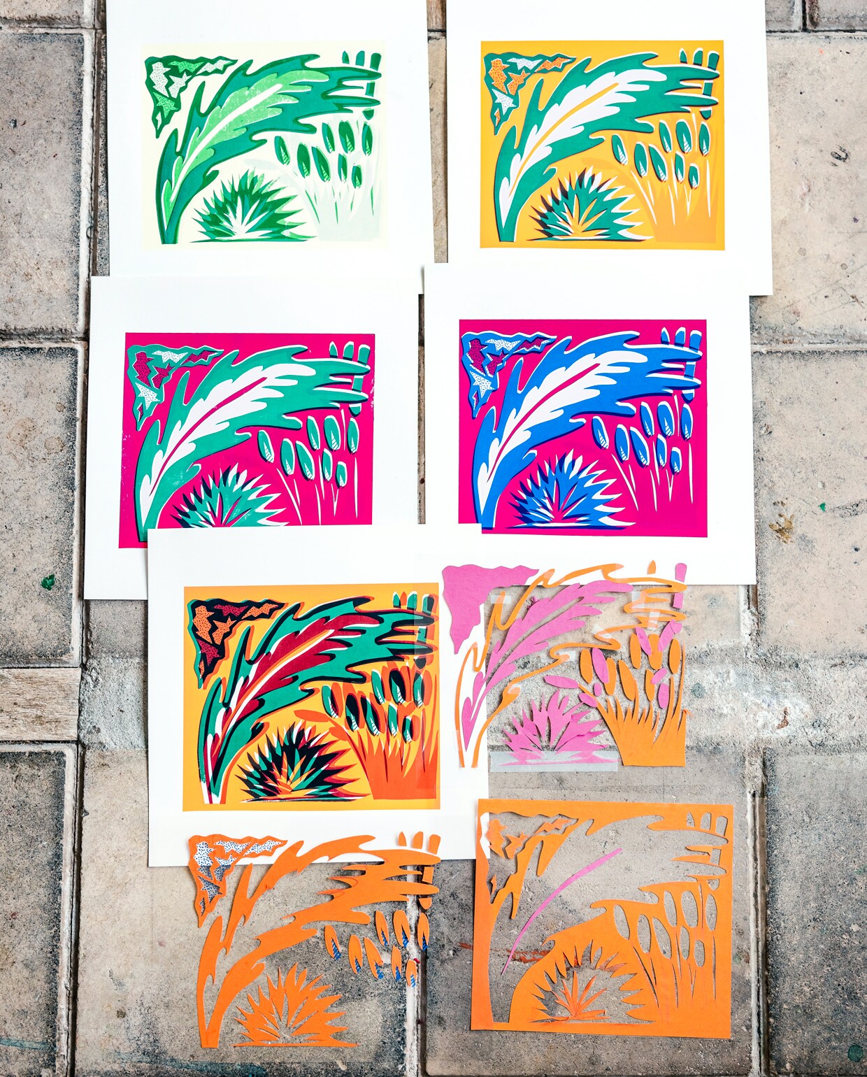 ‘Naast schetsen van planten en bladeren kun je bloemen ook rechtstreeks op het zeefdrukraam leggen en ze zo zeef- drukken. Bloemen spreken tot de verbeelding, ze werken heel goed als vorm. Je hoeft geen ontwerp te maken. Dat heeft de natuur al gedaan.’ vtwonen 11-2021 | tekst Bartjan Bouman | Fotografie Ernie Enkelaar