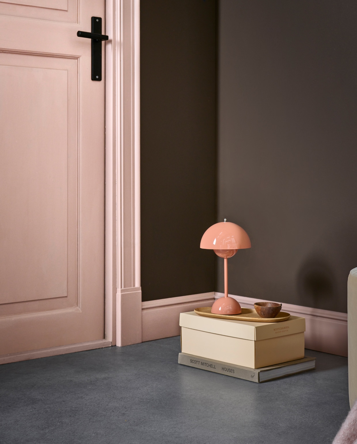 Muurverf deur en plint Soft Clay, wand Warm Brown van vtwonen. M.m.v. andtradition.com (roze tafellamp), zarahome.com (houten dienblad). Overig privébezit. vtwonen 1-2023 | productie Tanja Saarberg | styling Sanne Ketelaar | fotografie Sjoerd Eickmans