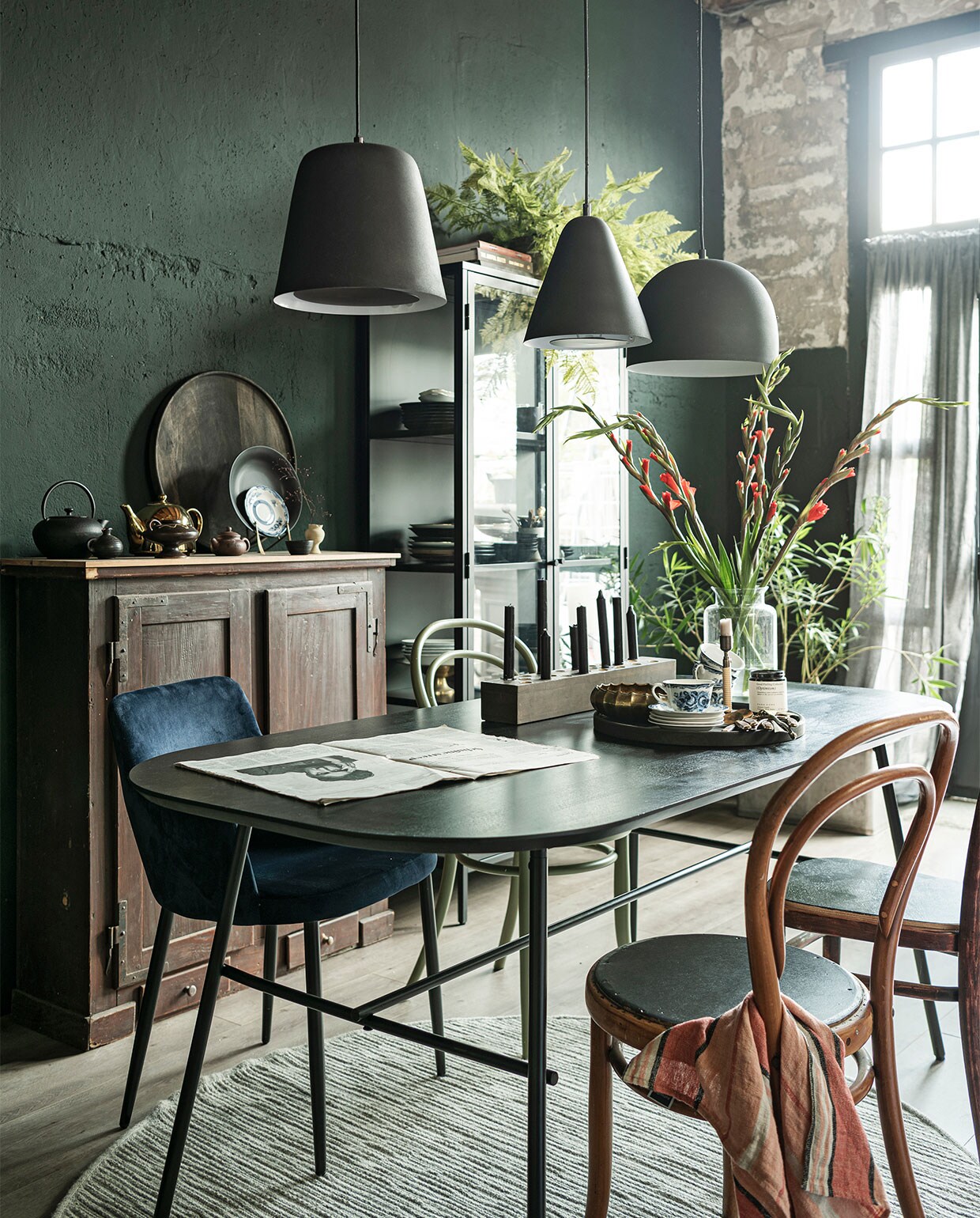 Items uit de vtwonen collectie: Muurverf Bottle, 1 liter € 20,99. Vloer EVC Wheat per m2 € 39,99 . Vitrinekast Precious € 599,-. Wollen vloerkleed Nature Cord in ecru melé vanaf € 535,- . Hanglampen Sphere vanaf € 89,95 Eettafel Elegance € 749,-. Blauwe eettafelstoel Cape € 199,- (pag 50). Glazen vaas vanaf € 19,95 (pag. 64). Kaarsenblok 59,95 . Houten bord € 54,95 Gouden theepot € 39,95 Stoelen en kast (com-anders.nl). Overig privébezit. JA | vtwonen special catalogus 10-2021 | styling Kim van Rossenberg  | fotografie Sjoerd Eickmans