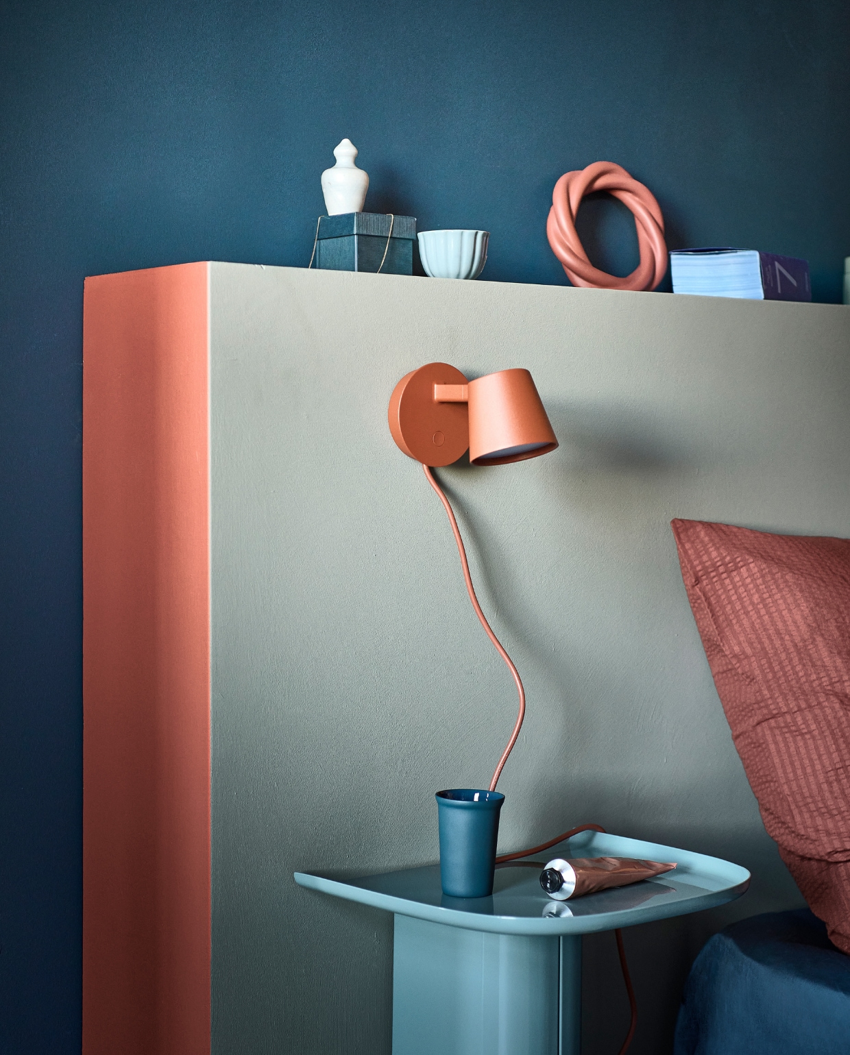 Muurverf hoofdbord Soap, zijkant hoofdbord Red Earth, achterwand Denim van vtwonen, 1 liter € 23,99, 2,5 liter € 39,99.M.m.v. muuto.com (wandlamp), dumu.nl (donkerblauwe mok), sissy-boy.com (ringornament), zarahome.com (handcrème), hm.com (blauwe espressokop). Overig privébezit. vtwonen 1-2023 | Productie Tanja Saarberg | Styling Sanne Ketelaar | Fotografie Sjoerd Eickmans