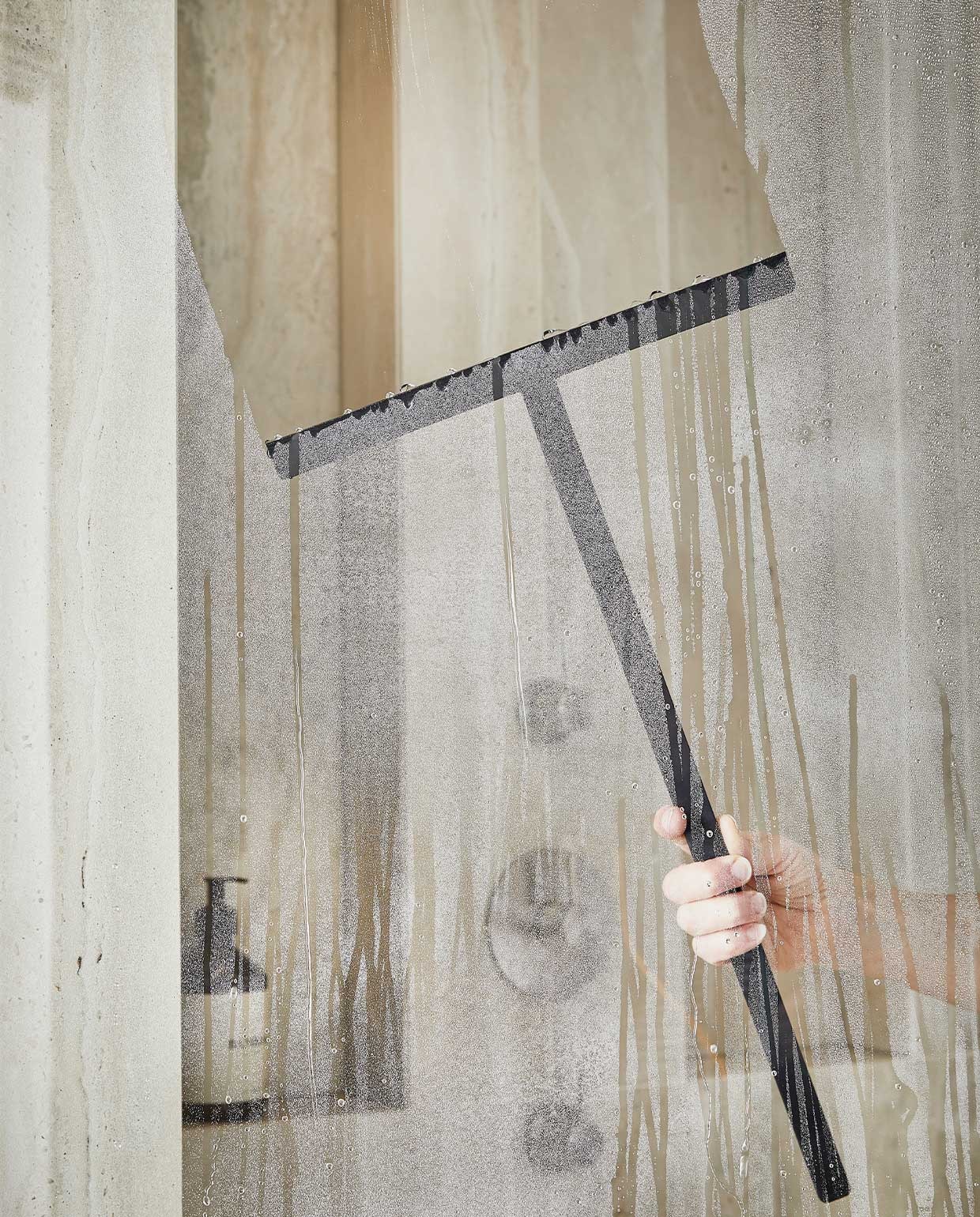 Denmark wisser met houder zwart 22 cm € 54,95 (ZONE.DK). Afwasmiddel Cotton €5,95 (Mijn Stijl). (schoonmaakartikelen) | styling Studio Marit Saladini | fotografie Peggy Janssen | stylingassistentie Paolo Roseti