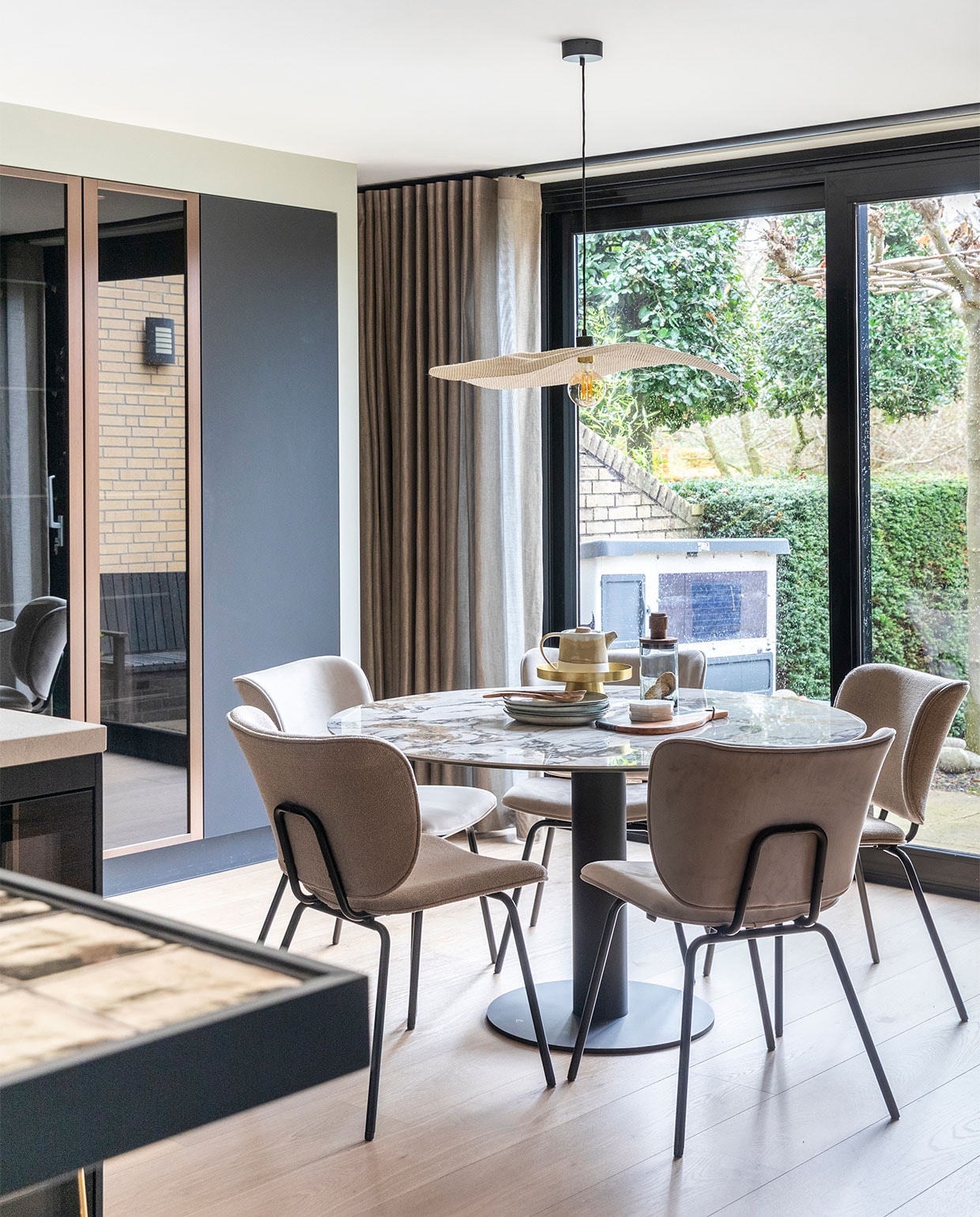 Flexa Creations muurverf op muren en het plafond Green Tea, Flexa Mengverf muurverf op de overige muren Midden Natuursteen (flexa.nl). Behang op schouw Natural wallcoverings 322631, prijs op aanvraag (eijffinger.nl). Gordijnen 221050 van Holland Haag, prijs op aanvraag (woninginrichting-aanhuis). Tafel van Dyyk € 1599,-, stoelen van Bodilson, per stuk vanaf € 279,-, lamp van Market Set € 332,- (eijerkamp.nl). Voorraadpot van Nordal € 24,95, taarthouder van Gusta € 23,99, theepot van Bloomingville € 37,95, borden van Gusta € 9,40, snijplank € 23,50, onderzetters, set van 4 € 24,95 (pand-40.nl). Vaas van Vase The World € 57,99 (vtwonen.nl). Overig privébezit. JA | vtwonen weer verliefd op je huis | seizoen 15, aflevering 8 | styling Eva van de Ven | fotografie Margriet Hoekstra