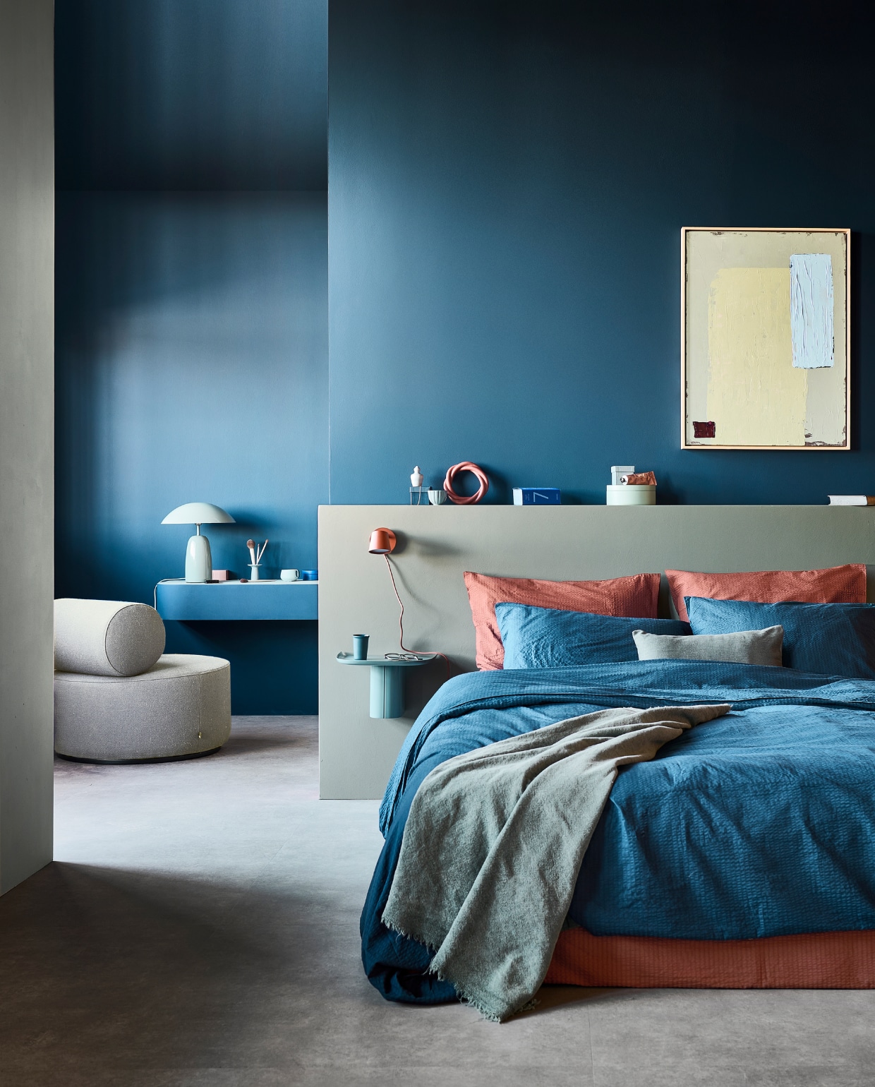 Muurverf hoofdbord Soap, wanden Denim, zijwand Sea Green van vtwonen, liter € 23,99, 2,5 liter € 39,99.M.m.v. festamsterdam.nl (fauteuil), muuto.com (wandlamp), hay.nl (blauwe wandplank), hkliving.com (schilderij), crispsheets.com (dekbedovertrekken, kussenslopen), dumu.nl (theekop, mok), sissy-boy.com (kwastenhouder, ringornament), zarahome.com (handcrème), hm.com (tafellamp, sieradendoos, espressokop). Overig privébezit. vtwonen 01-2023 | productie Tanja Saarberg | styling Sanne Ketelaar | fotografie Sjoerd Eickmans