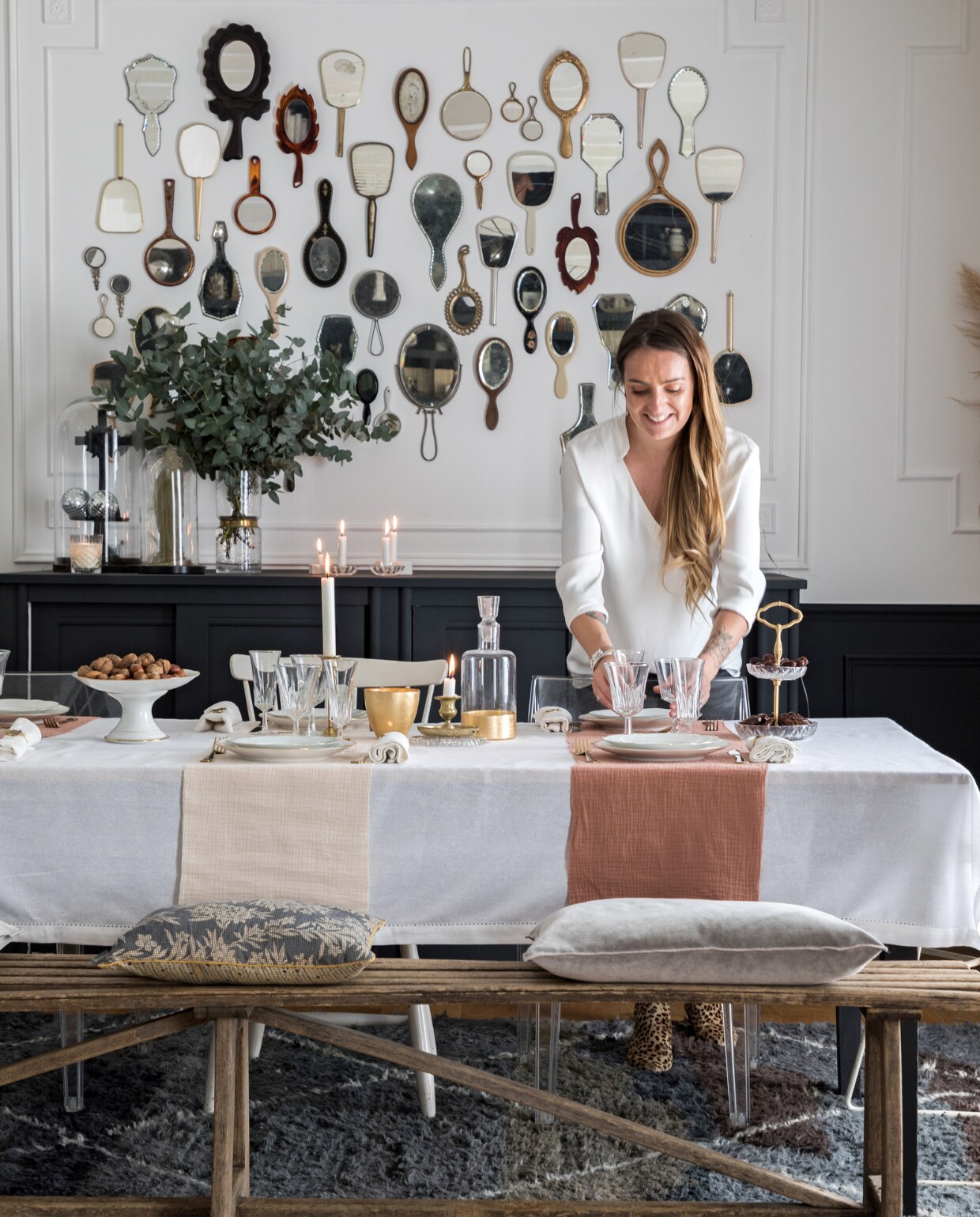 Kussens Maison de Vacances, handspiegels rommelmarkt, servies Astier de Villatte. Vergelijkbare items: bank De Kofferzolder, karaf Serax, stolp Mica Decorations, glazen Westwing. Overig vintage. vtwonen 13-2022 | Styling Marie Maud Levron | Fotografie Cecile Perrinet-Lhermitte | Tekst Anne-Catherine Scoffini | Tekstbewerking Christine van der Hoff