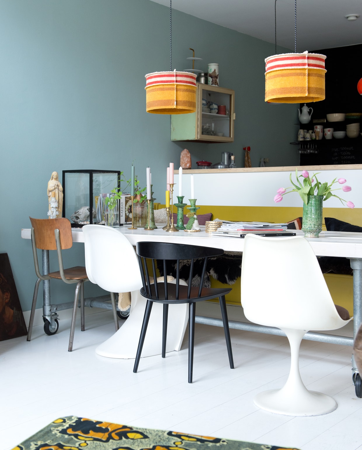 De bank hebben Jet en Michiel op maat laten maken bij oudisnieuw.net. Zwarte eetkamerstoel Hay. Tulip Chair van Eero Saarinen en witte Panton Chair via Marktplaats. vtwonen 12 binnenkijken special 2019 | Styling Jet van der Graaf | Fotografie Trui Heinhuis | Tekst Caroline Westdijk