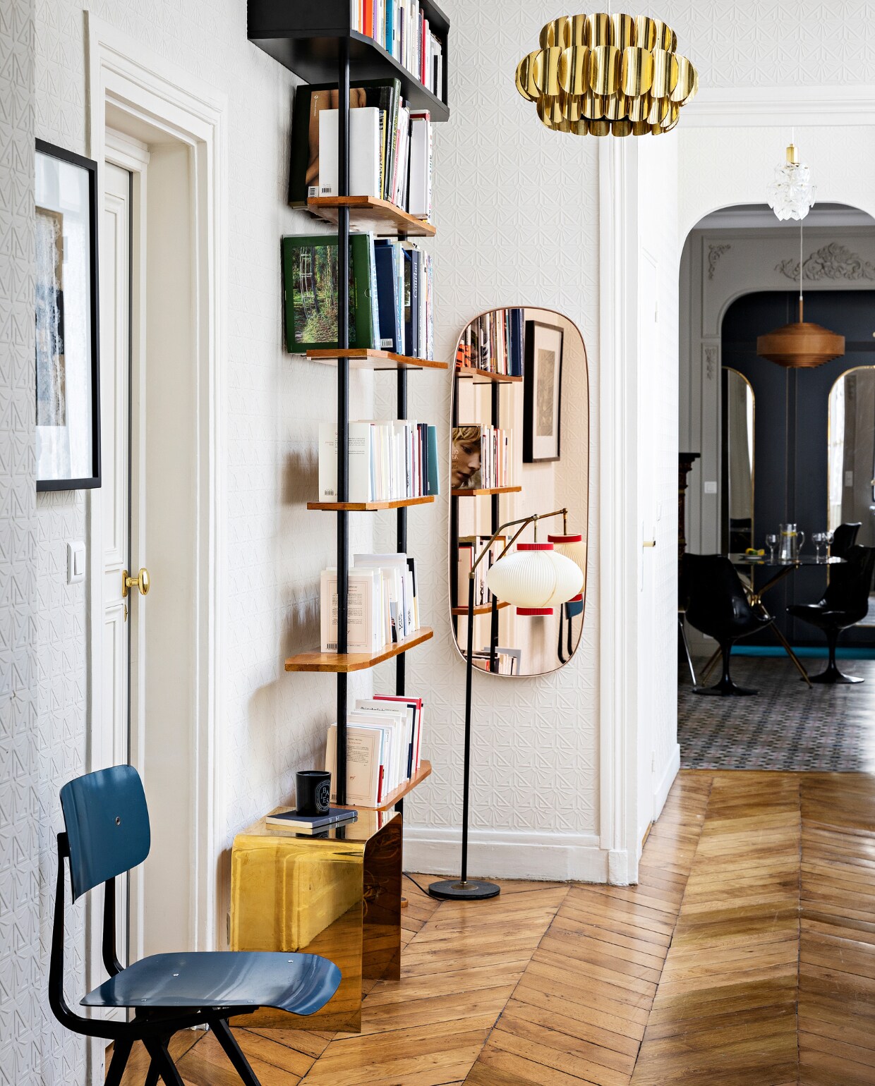 Origineel relifbehang geschilderd in Slipper Satin van Farrow &amp; Ball. Messing hanglamp, wandkast en Revolt-stoel van Friso Kramer vintage. Spiegel Muuto. Bijzettafel uit Delphine's vorige sieradenwinkel, in opdracht laten maken. Overig onbekend. vtwonen special binnenkijken 03-2022 | productie AC Scoffoni | styling Marie-Maud Levron | fotografie Yann Deret