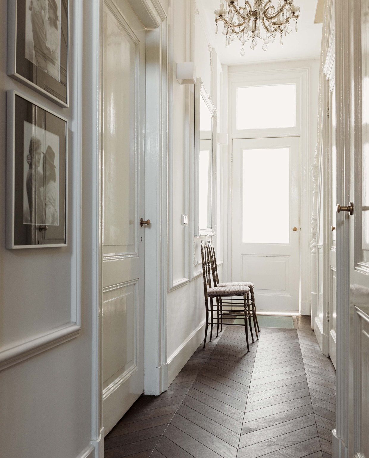 Vloer Piet Boon voor Solidfloor. Kroonluchter, stoelen en spiegel kringloopwinkel. Fotolijsten Hema. vtwonen 11-2022 | Styling Ilona Jongepier | Fotografie Brenda van Leeuwen | Tekst Merel van der Lande