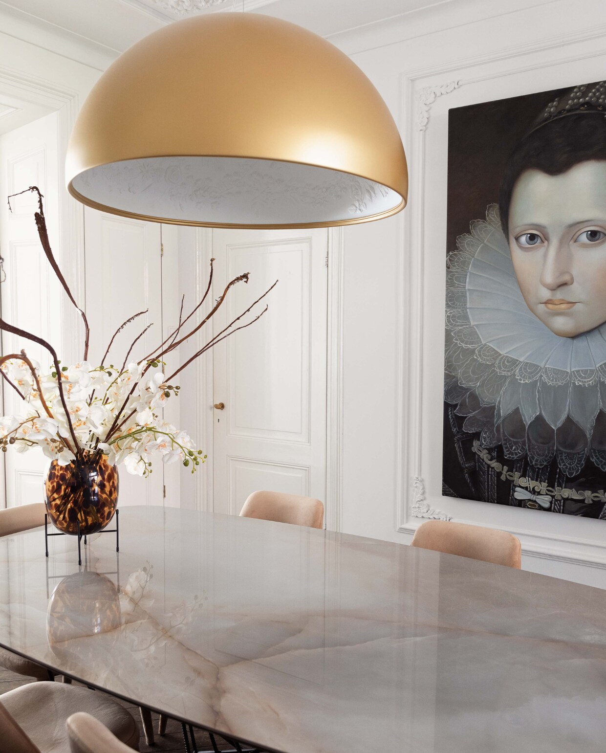 Muurverf Ral 9010 Histor. Schilderij royal-painting.com. Lamp Sky Garden van Marcel Wanders. Tafel Cattelan Italia via Puur Design &amp; Interieur. Stoelen Pols Potten. Vaas Kwantum. Bloemen Action. vtwonen 11-2022 | styling Ilona Jongepier | fotografie Brenda van Leeuwen