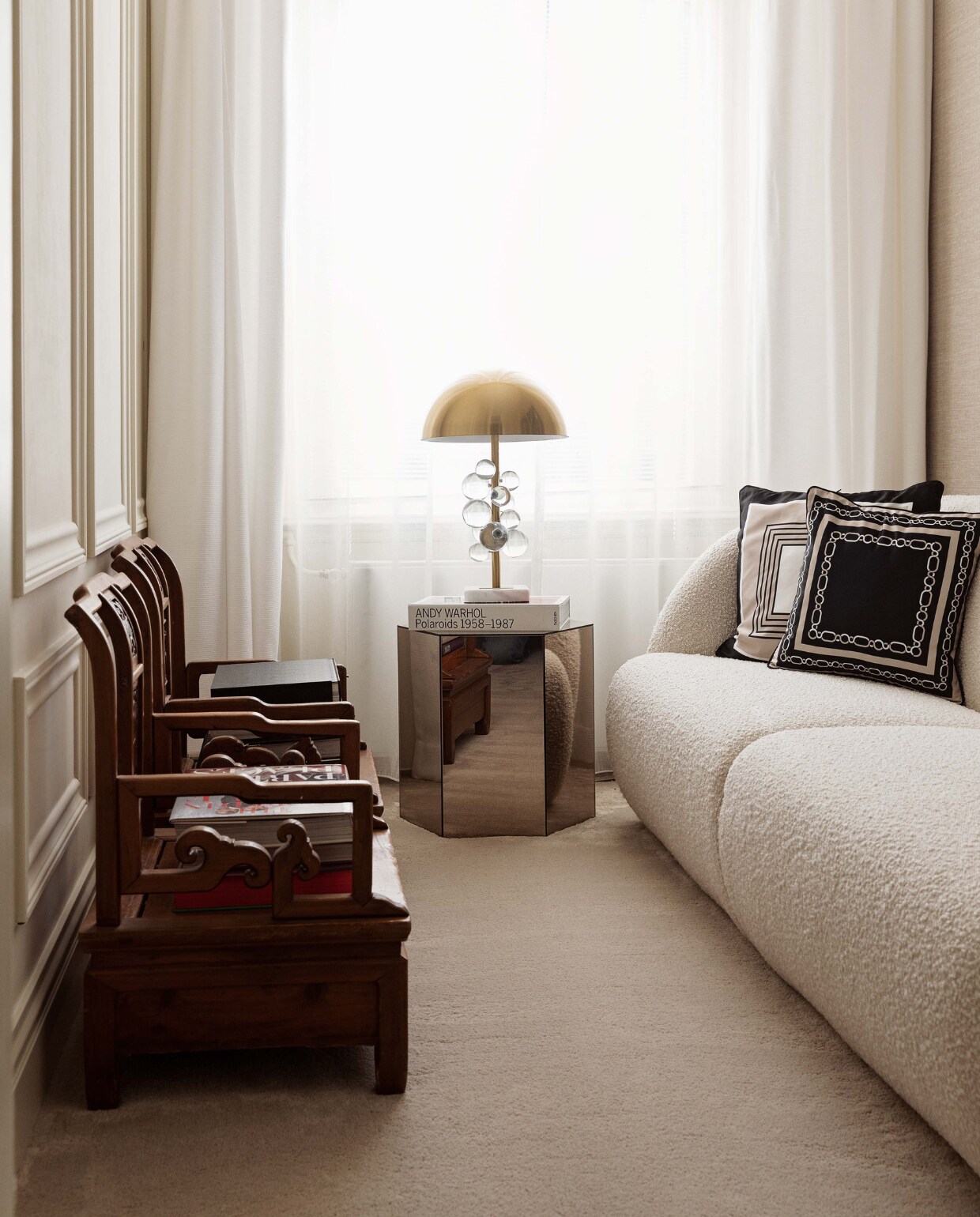 Muurverf 1005-Y10R van Histor. Vloerbedekking Vloerplus. Stoelen kringloopwinkel. Bank Paula van Sofa Company. Kussens H&amp;M home. Spiegeltafel Karwei. Lamp Marktplaats. Sierlijsten Mooieplinten. Raambekleding Hema. vtwonen 11-2022 | styling Ilona Jongepier | fotografie Brenda van Leeuwen