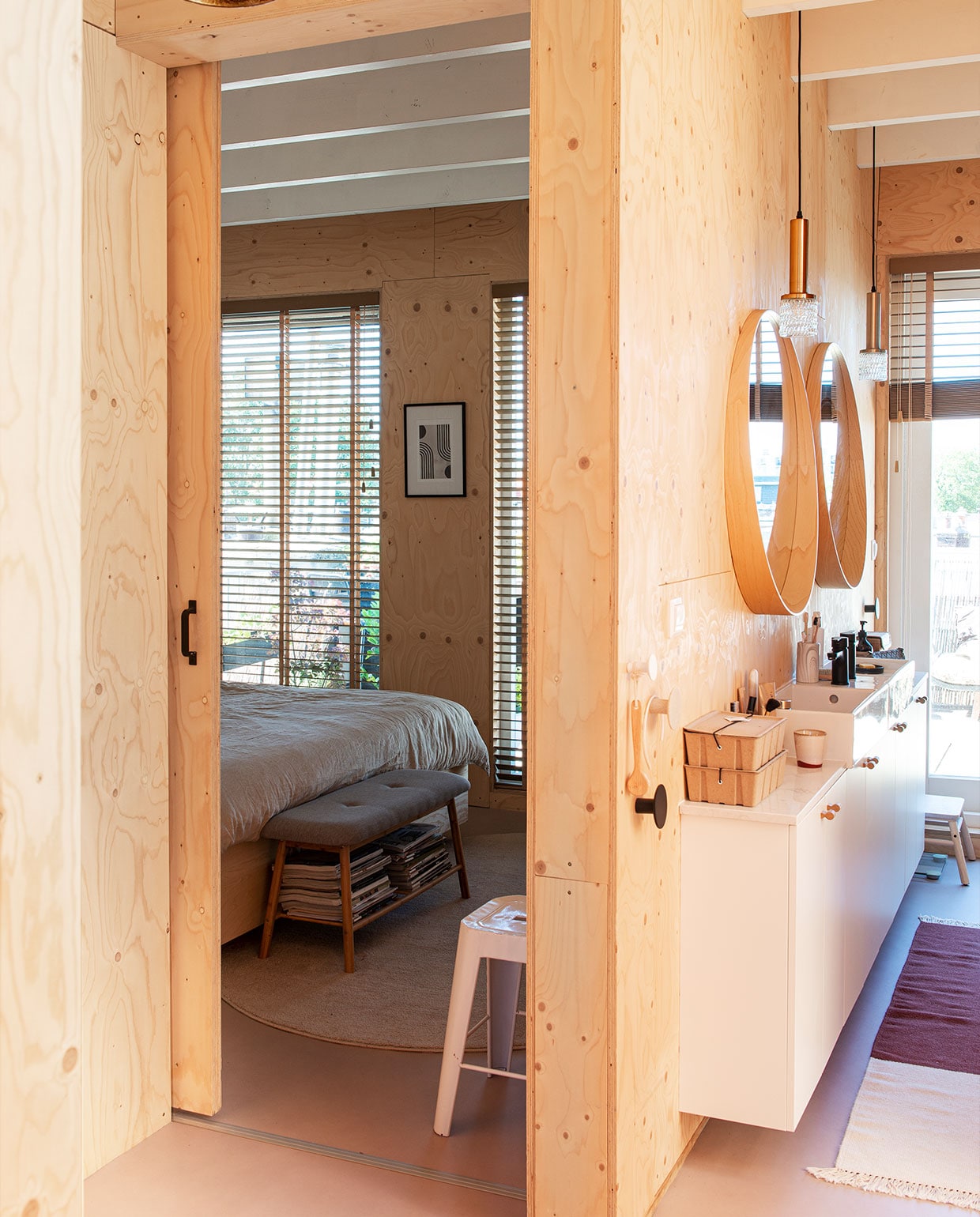 Spiegels, wasbakken en wastafelkast Ikea, lampen boven spiegels en beker HKliving, kranen Saniweb, grepen Design Studio Nu, vloermat Ferm Living, haak en bakjes Jysk. vtwonen DIY special 4 | styling Jeske Weel | fotografie Caroline Coehorst | tekst Chris Muyres