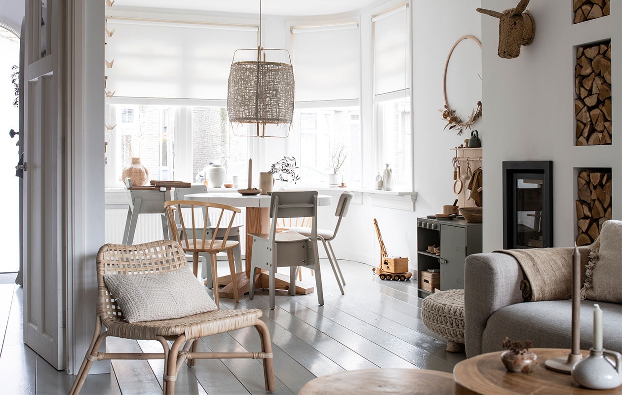 Rieten ezelkop op schouw June Interiors. Rolgordijnen Hema. Salontafels Loods 5. Bruine kaars Søstrene Grene. Grijze kaars Kwantum. Bank Sofa Company. Plaid Aai Made with Love, grijze buisstoel Loods 5. Poef Heins Home. Haard Barbas. Cirkel met droogbloemen gemaakt door Stephanie. Houten bulldozer, vaasje kringloopwinkel. binnenkijken vtwonen DIY special 3 | Productie Inside Homepage | Styling Janneke Peters | Fotografie Louis Lemaire | Tekst Inge van Lieshout | Tekstbewerking Eveline Stoel