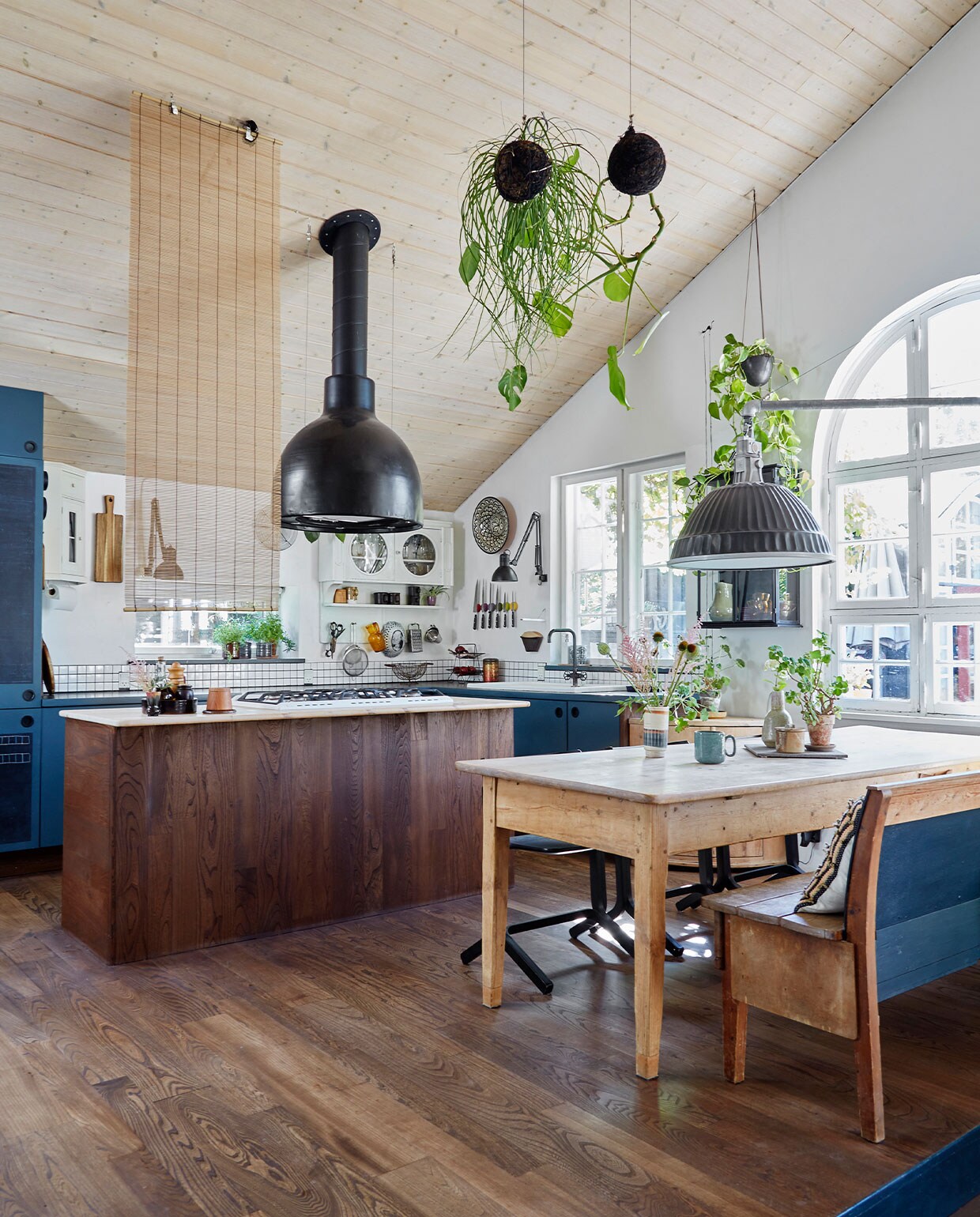 Keuken Ikea, geverfd in Lady 5180 Oslo van Jotun. Keukeneiland Ikea, bekleed met geolied iepenhout. Aanrechtblad gemaakt van gezeept grenen. Afzuigkap gemaakt van oude lamp. Vergelijkbare rolgordijnen Xenos. Tafel veiling, stoelen Hay. Plantenbollen kerstmarkt. Herkomst bank onbekend. Overig vintage. vtwonen DIY special 3 | Styling Rikke Graff Juel | Fotografie Anitta Behrendt | Tekst Christine van der Hoff