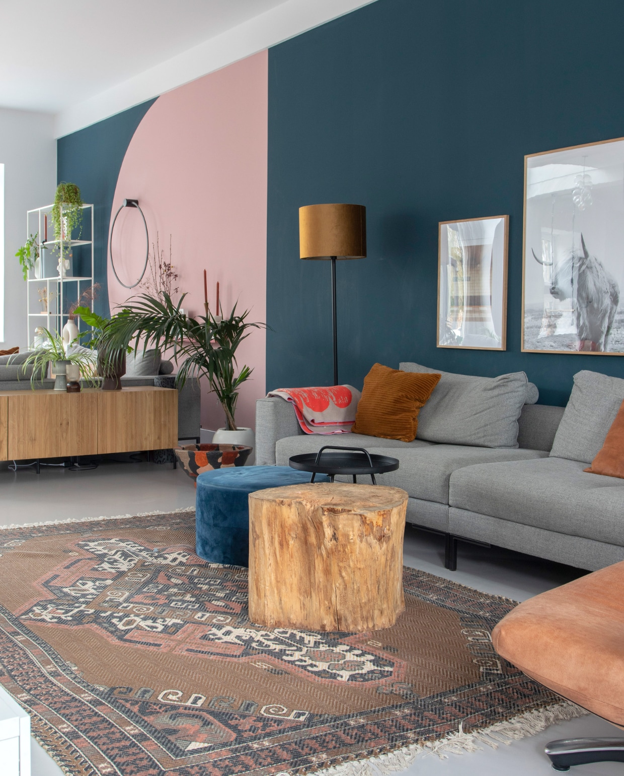Muurverf Haags blauw van Gamma, muurverf roze onbekend, bank Design on Stock, lage kast Woood, vloerlamp Trendhopper, zwarte bijzettafel Jysk, kussen H&amp;M home, vloerkleed HKliving, kleurrijke schaal was een cadeau, fauteuil winkel bestaat niet meer, posters Postery. Overige onbekend. NEE | vtwonen 11-2022 | Productie CocoFeatures | Fotografie Anne de Haan | Tekst Monique van der Pauw