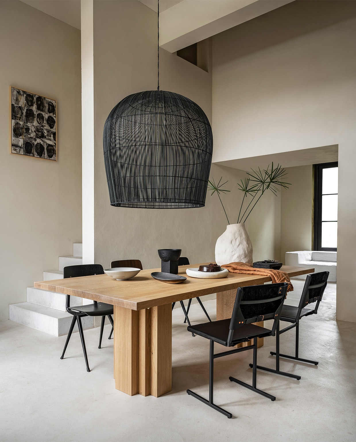 Eikenhouten tafel Brut van Aad Bos, 240x110x75 cm (lxbxh) € 4300,- (mokkoamsterdam.com). Rieten lamp van Ay IIluminate, 95 cm (h) € 1750,-, stoelen Result van Hay € 269,-, vaas Vulca van Ferm Living € 199,- (vtwonen.nl). Stoelen van staal en leer € 490,- (wdstck.eu). Handgemaakte schalen in verschillende vormen vanaf € 75,- (marjokedeheer.com). Houten schaal op voet € 49,95 (urbannatureculture.com). Schilderij van Marlies Hoevers, prijs op aanvraag (hoeversid.com). Bank met linnen hoes, zijkant 120x120x60 cm (lxbxh), tussen-stuk 120x90x60 cm (lxbxh), verkrijgbaar december ’21, per element vanaf € 850,- (10dayslifestyle.nl). JA | vtwonen 10-2021 | styling Marianne Luning | fotografie Stan Koolen