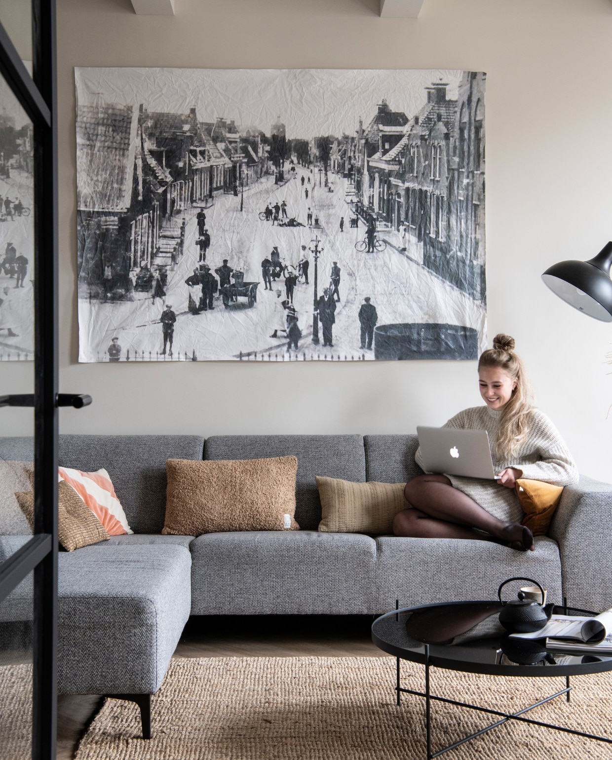 Muurverf Sandy Beach van Flexa. Oude foto Workum op gekreukt canvas More than Canvas. Bank Feelings, kussens v.l.n.r. Aai Made With Love, HKliving, Aai Made With Love, Hinck, Chhatwal &amp; Jonsson. Lamp Kwantum. Salontafel Zuiver. Theepot Loods 5, mok HKliving. Kleed Ikea. Overig onbekend. vtwonen 12-2022 | productie InsideHomePage | styling Studio Marit Saladini | fotografie Louis Lemaire