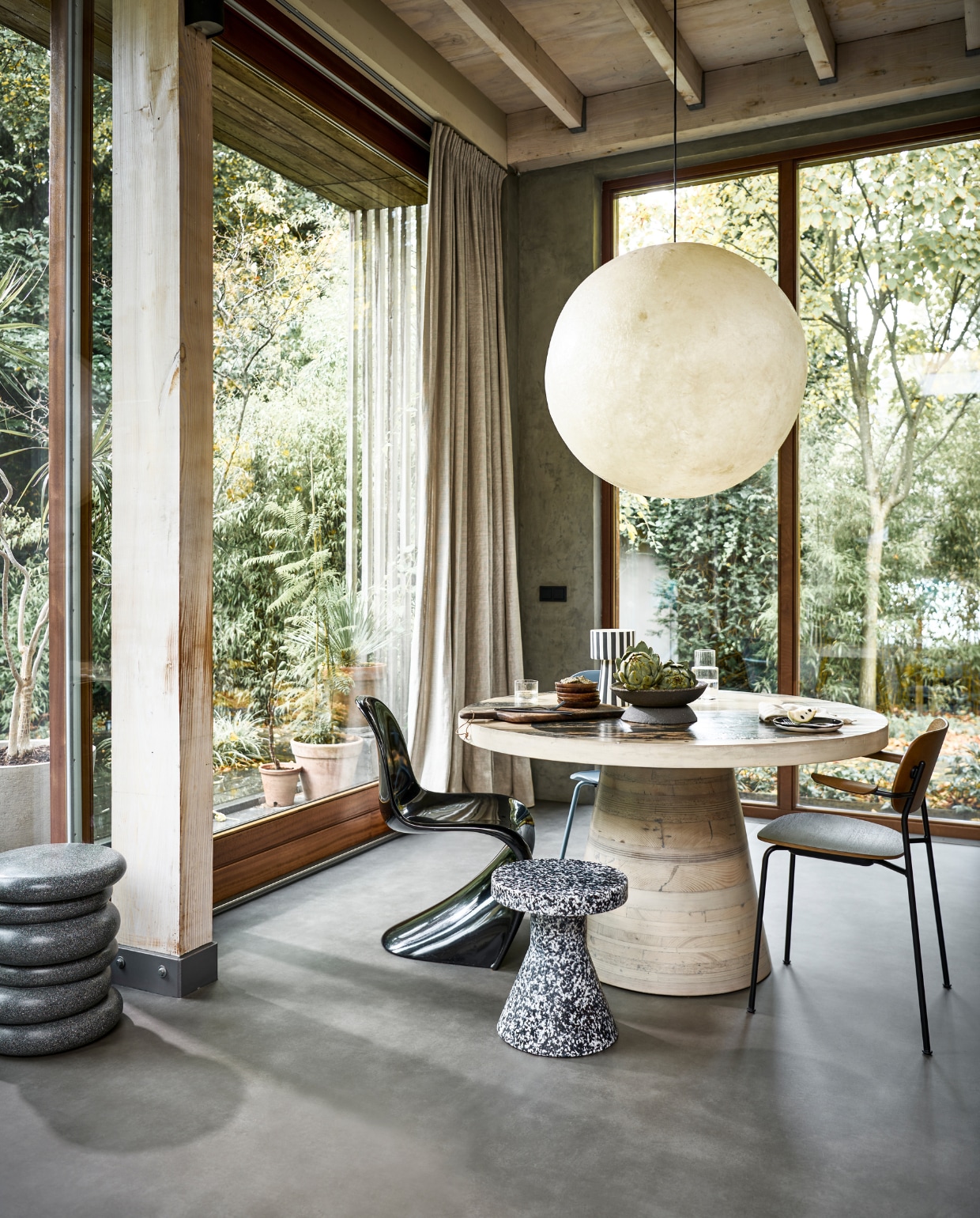 Novilon vloer Gruis, per m² € 35,65.M.m.v. vtwonen.nl (gemêleerde kruk van Normann Copenhagen, houten eetkamerstoel van Menu, gestreepte vaas van Oyoy, bord van Serax), zuiver.com (blauwe eetkamerstoel), interiorcowboys.com (eettafel, aardewerken etagère, houten snijplank), zarahome.com (glazen karaf, glas, bestek, linnen servet), studioperspective.nl (kruk van gerecycled afval Wybelt). Overig privébezit. vtwonen 13-2022 | productie Tanja Saarberg | styling Sanne Ketelaar | fotografie Sjoerd Eickmans