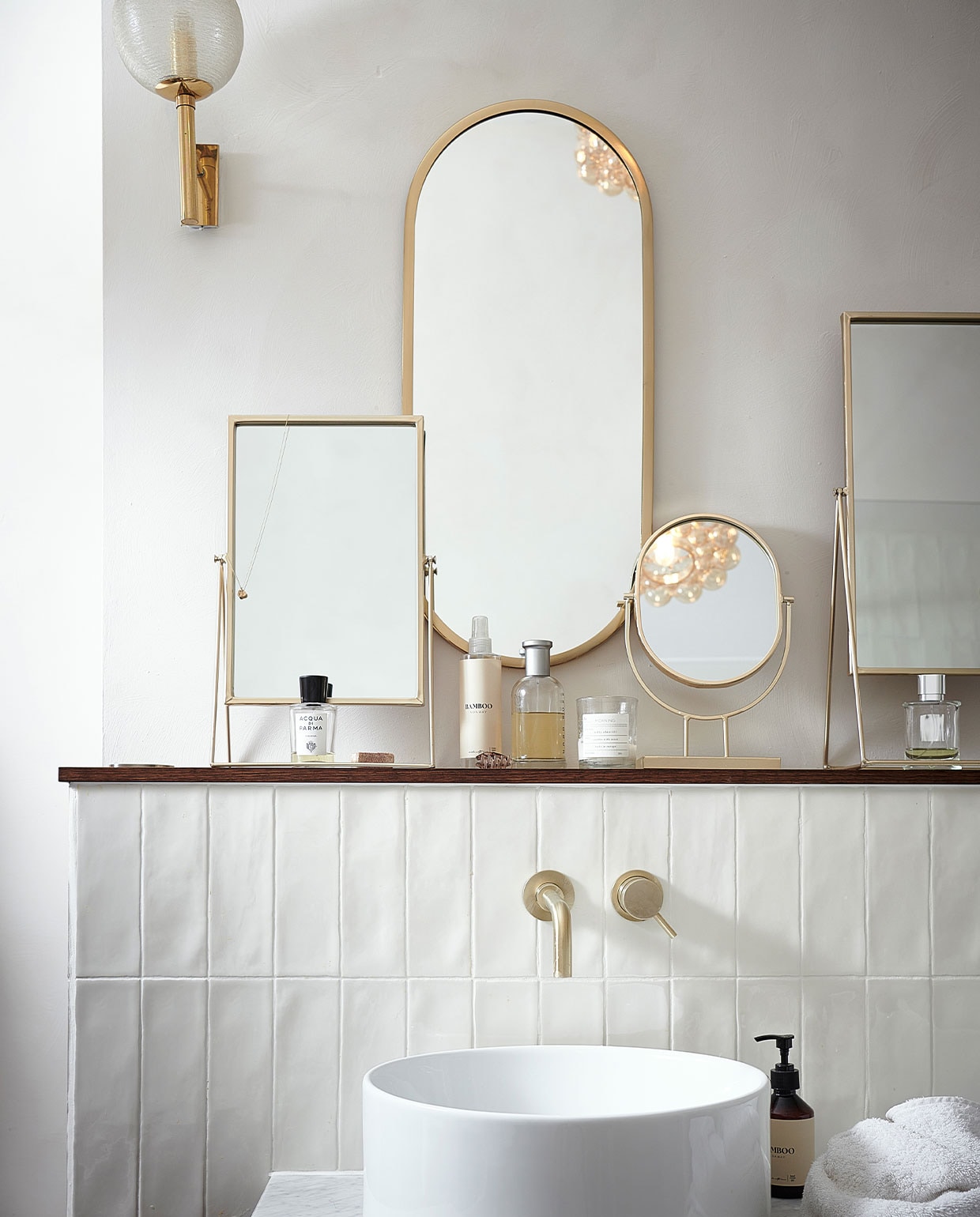 Van links naar rechts: goudkleurige recht-hoekige spiegel op standaard, 42,7x26,5x14 cm € 39,95. Goudkleurige ovale spiegel, 3070 cm € 69,95. Goudkleurige ovale spiegel op standaard, 20,3x31x8,5 cm € 29,95. Goud-kleurige rechthoekige spiegel op standaard, 32x56x17 cm € 59,95. Overig privbezit. vtwonen 03-2023 | productie Tanja Saarberg | styling Marlies Does, Kim van Rossenberg | fotografie Bart Brussee, Sjoerd Eickmans