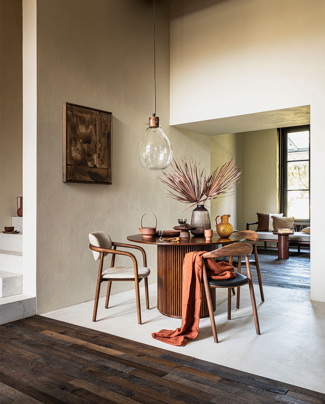 Vloer van oude eikenhouten planken,per m² vanaf € 95,- (soekijad.nl). Op trap: steenrode vaas € 35,- (mimieettoi.com). Bruine schaaltjes, per stuk € 7,99, houten lepel € 6,99 (sissy-boy.com). Kunst aan de wand, 50×60 cm vanaf € 495,- (mooswillemsen.com). Ronde eettafel € 990,- (mimiettoi.com). Eetkamerstoel Henry met ecru zitting € 399,-, steenrode bijzettafel, 40×50 cm (Øxh) € 399,- (polspotten.nl). Eetkamerstoelen met leren zitting van Artisan, per stuk € 889,- (vantil.nl). Glazen hanglamp € 99,- (hm.com). Terracotta theepot € 130,-, terracotta beker € 19,-, kussen met bruine en ecru vlakken € 96,- (letoile.store). Glazen op bolvoet, per stuk € 16,-, bruine glazen karaf € 100,-, terra tafelkleed € 85,- (paviljoennoord.com). Steenrode schaal € 14,- (sissy-boy.com). Houten etagère € 163,- (homestede.nl). Vaas € 39,99 (nijhofbaarn.nl). Houten lepels, per stuk vanaf € 6,99, bruin linnen kussen € 22,99 (zarahome.com). Walnoothouten daybed Hadley € 849,- (sofacompany.com). Overig privébezit.