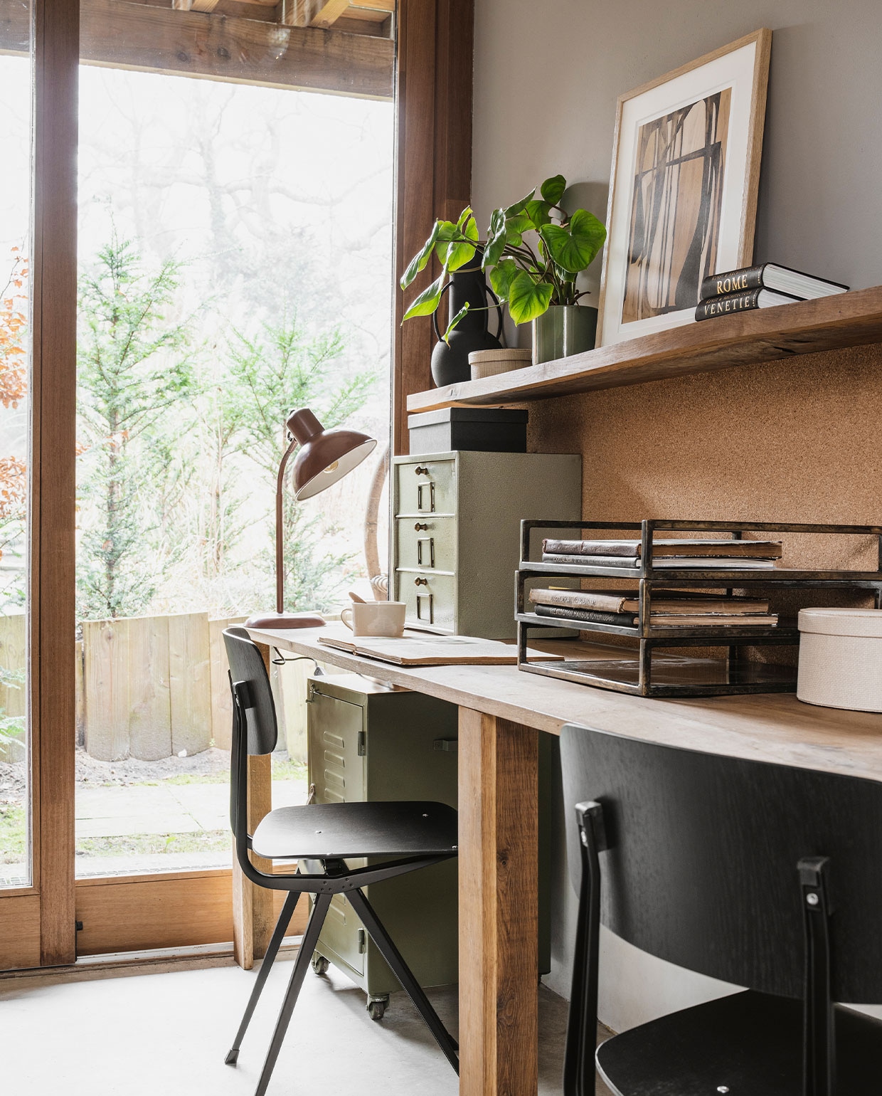 Stoelen Result van Hay, per stuk € 325,- (vtwonen.nl). Groene rolcontainer Ezra € 199,-, tafellamp Terra € 119,-, metalen dienblad Square, drie op elkaar gestapeld, per stuk € 59,- (hetkabinet.nl). Metalen kleppenkast € 135,- (brut.nl). Ingelijste print Instant Karma, oakwood frame, 40×50 cm (wetpaintboutique.nl). Witte kop van Wonki Ware € 19,95 (loftloft.nl). Overig privébezit. vtwonen 03-2022 | Styling Moniek Visser | Fotografie Denise Pronk| Styling assistent Sanne Kiesling\n