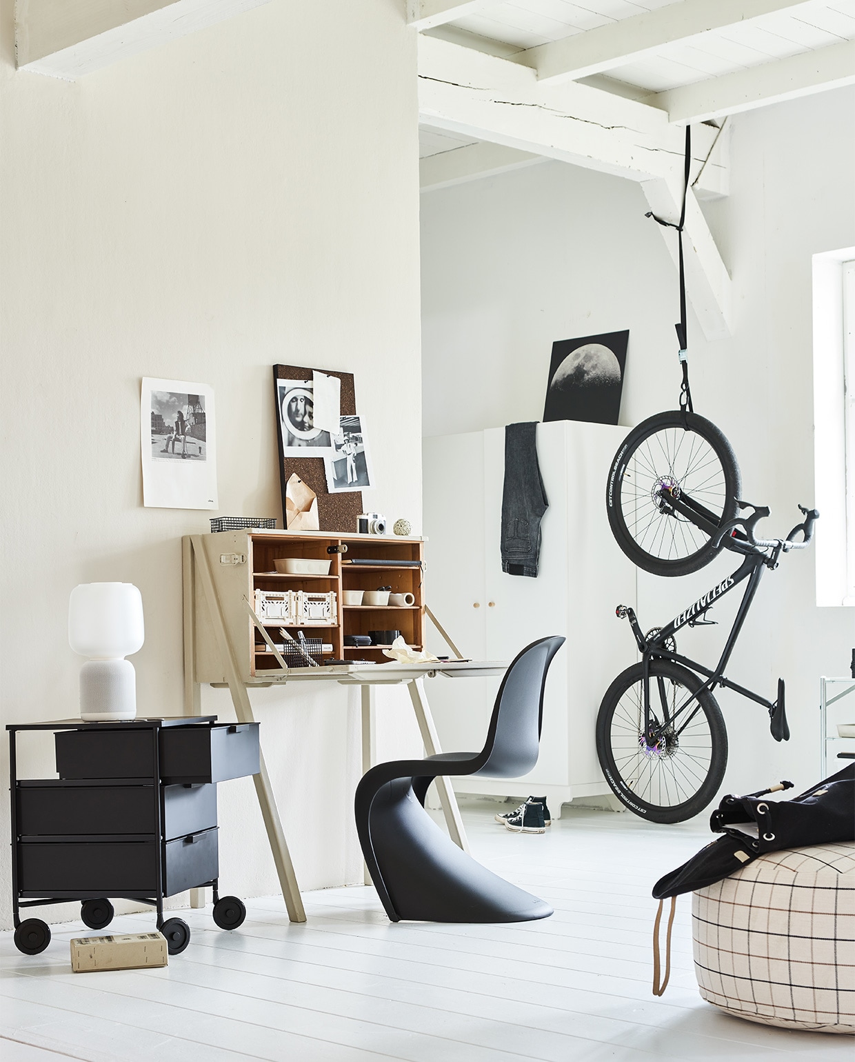 Bureau gemaakt van oude legerkist € 375,-, aluminium kast met witte planken € 45,- (com-anders.nl). Matzwarte ijzeren ladekast Mobil op wielen van Kartell, 47,5x49x63 cm (bxdxh) € 695,-, stoel Panton Chair van Vitra in kleur Deep Black € 309,-, poef Sit on me van Oyoy € 149,-, beige kratjes van Hay per stuk € 8,- (vtwonen.nl). Lamp Symfonisk met Sonos-systeem € 179,-, aluminium print van de maan Kopparfall, 49×49 cm € 29,99, prikbord van kurk Svensås inclusief 15 spelden € 9,99, zwarte ijzeren draadmandjes Pluggland, set van 2 € 4,99, zandkleurige opbergbakken Nojig per stuk vanaf € 1,29, witte kunststof opbergbakken Sockerbitt per stuk vanaf € 1,99 (ikea.nl). Overig privébezit. JA | vtwonen bijlage 08-2022 | styling Marlies Does | fotografie Bart Brussee